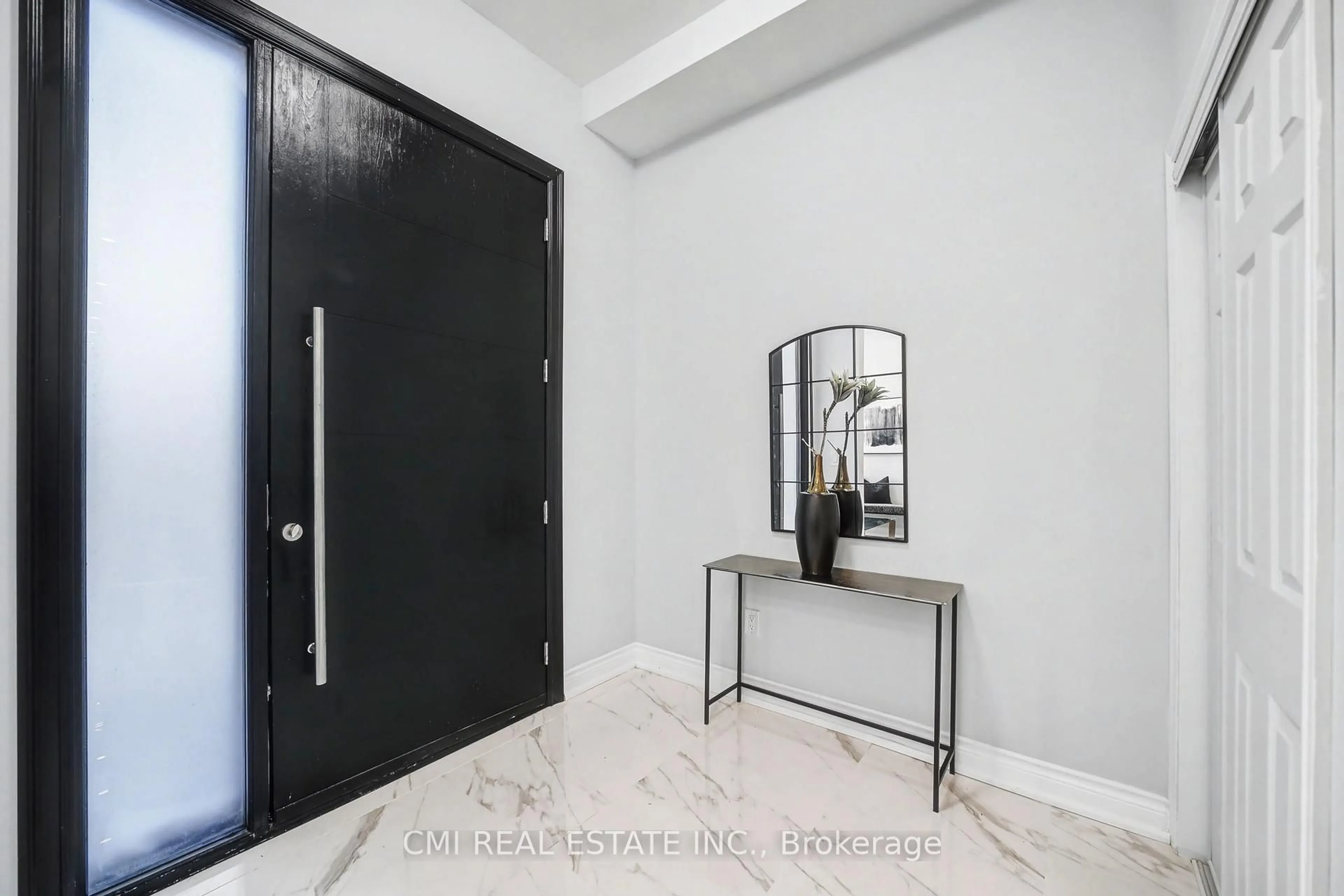 Indoor entryway for 75 Kenilworth Ave, Toronto Ontario M4L 3S4