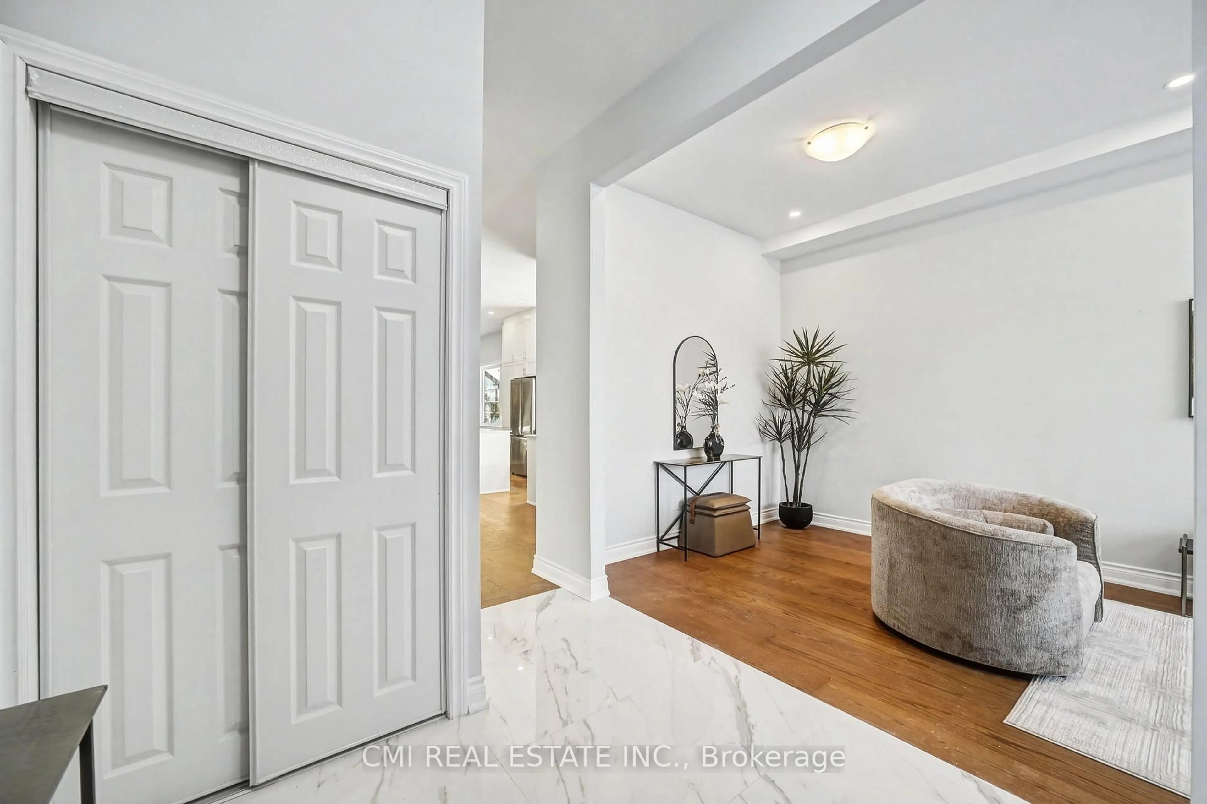 Indoor entryway for 75 Kenilworth Ave, Toronto Ontario M4L 3S4