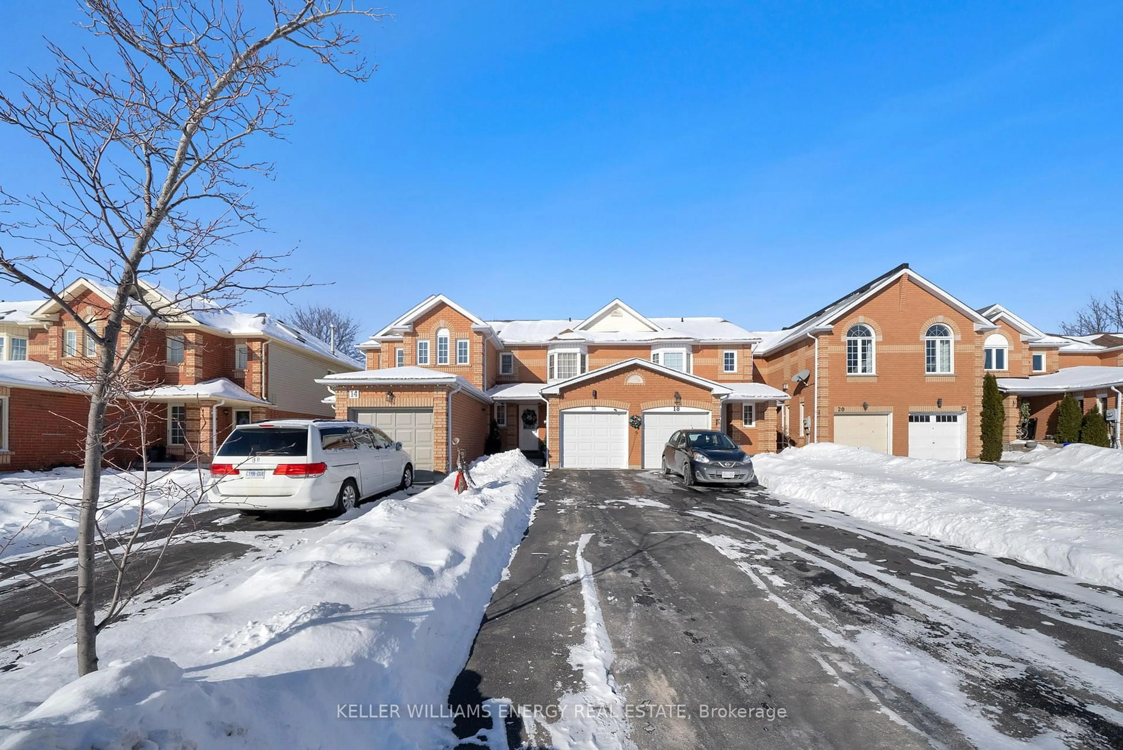 A pic from outside/outdoor area/front of a property/back of a property/a pic from drone, street for 16 Creekwood Cres, Whitby Ontario L1R 2K3