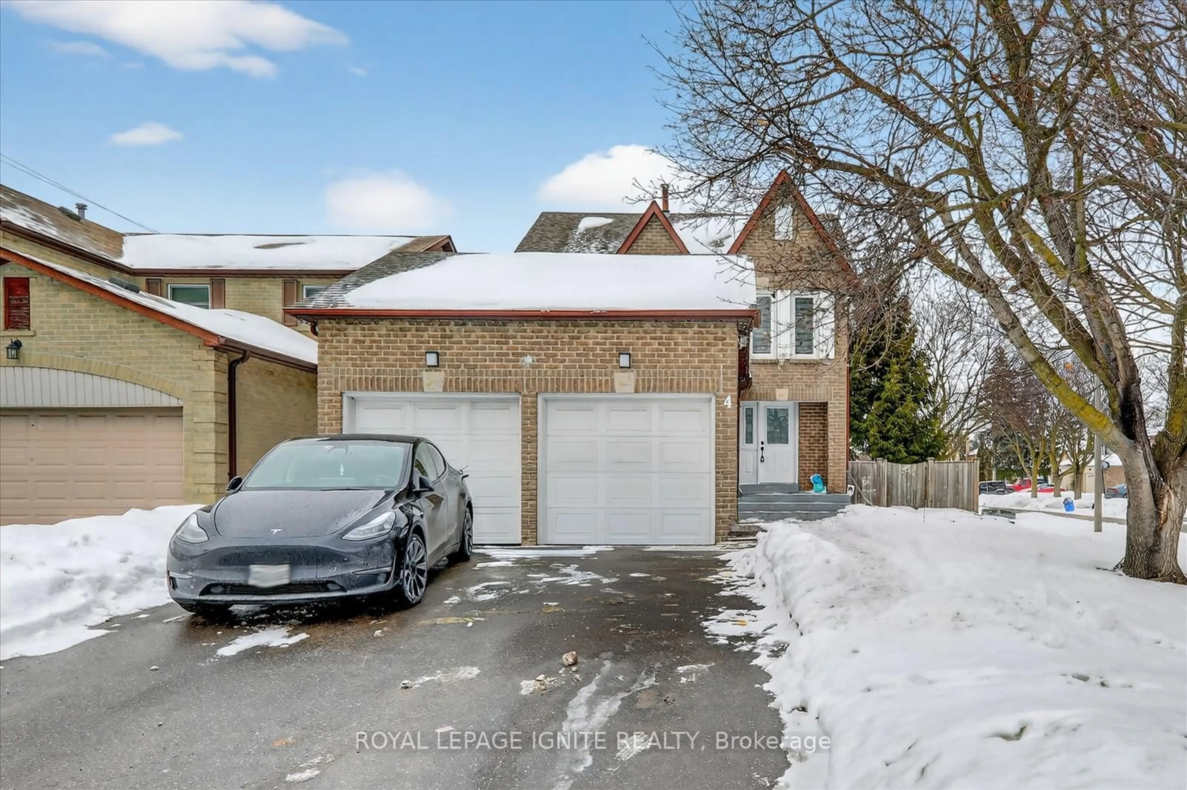 A pic from outside/outdoor area/front of a property/back of a property/a pic from drone, street for 4 Millington Cres, Ajax Ontario L1T 1R1