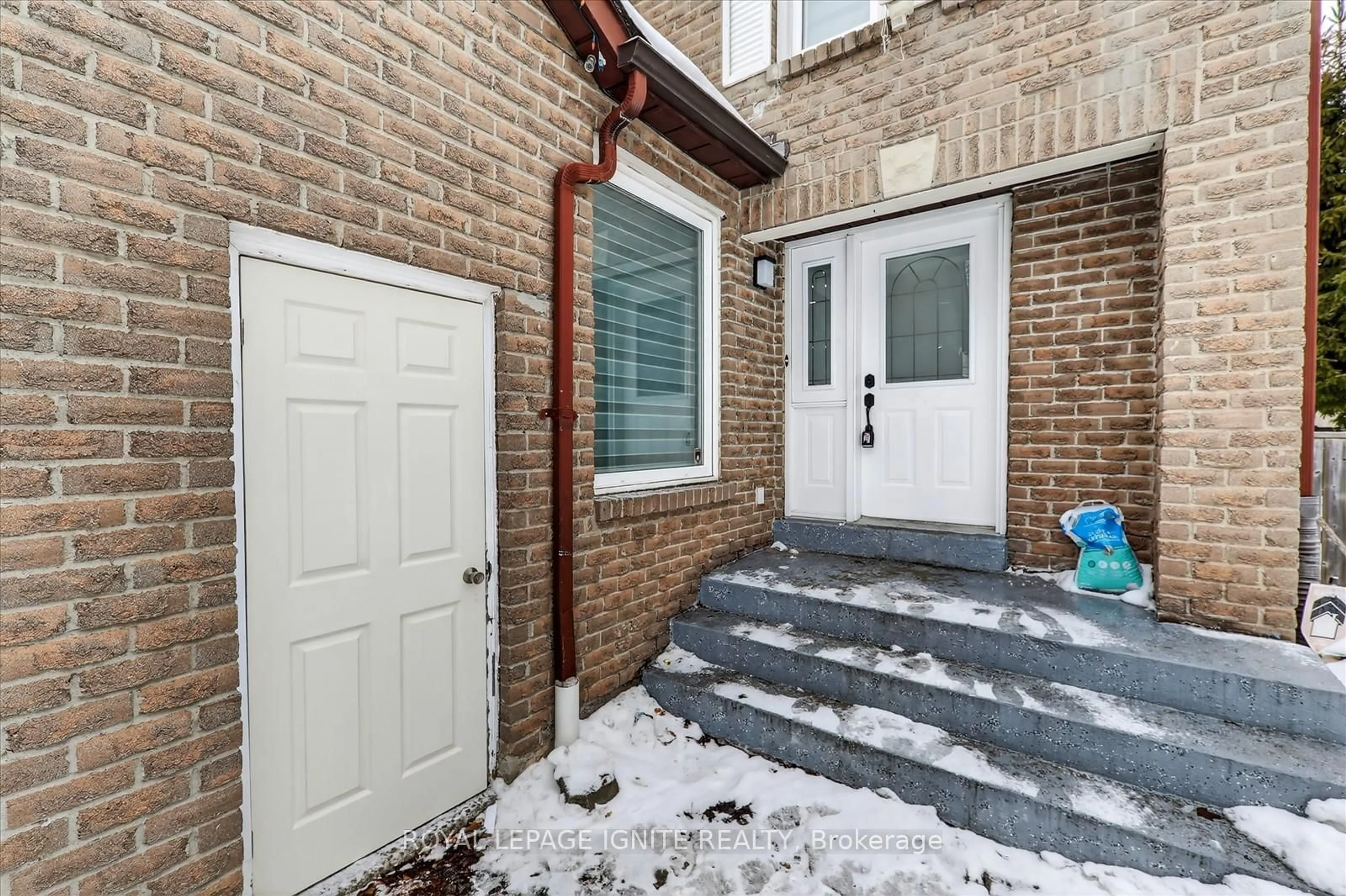 Indoor entryway for 4 Millington Cres, Ajax Ontario L1T 1R1