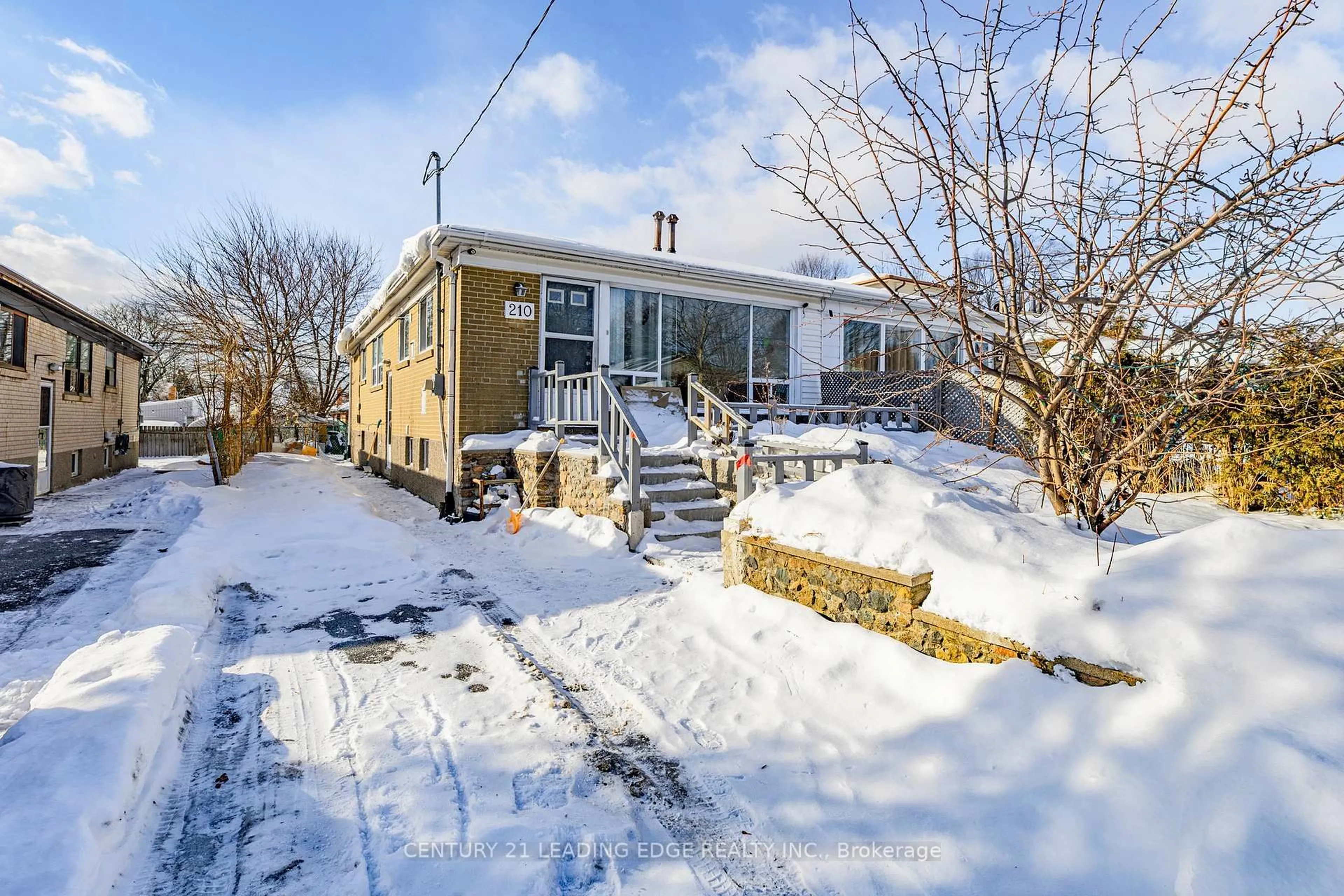 A pic from outside/outdoor area/front of a property/back of a property/a pic from drone, street for 210 Linden Ave, Toronto Ontario M1K 3H8
