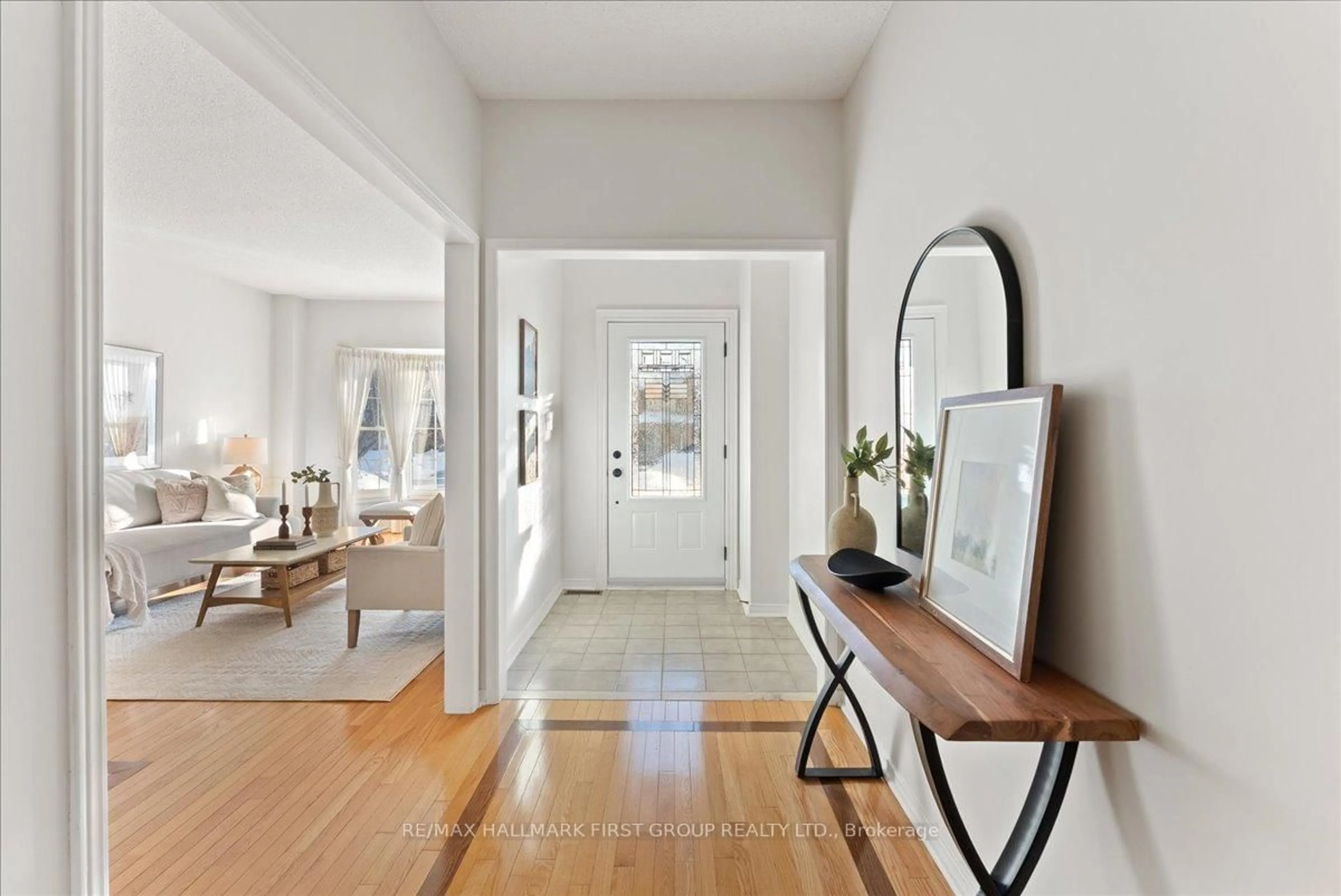 Indoor entryway for 942 Glenanna Rd, Pickering Ontario L1V 5E5