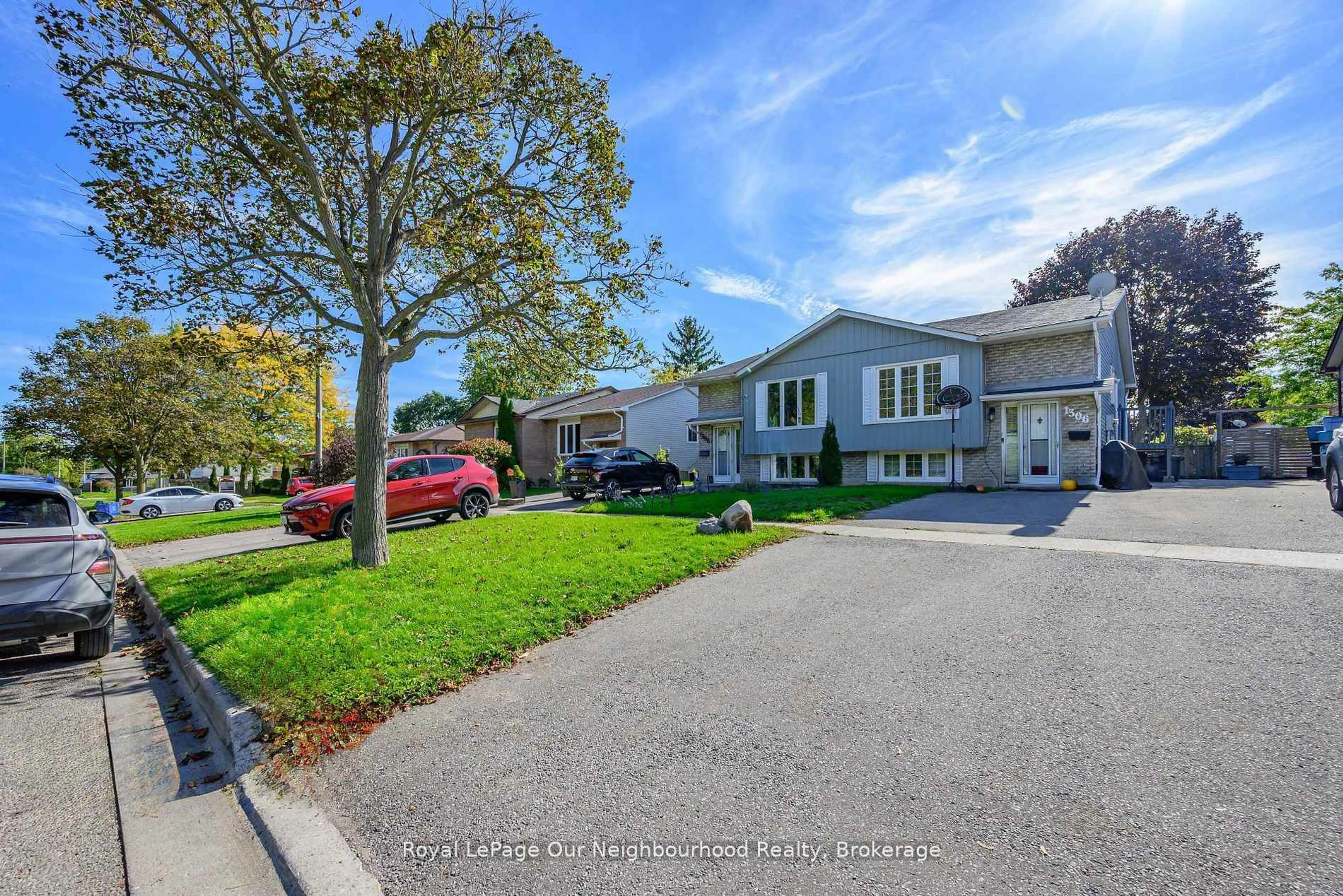 A pic from outside/outdoor area/front of a property/back of a property/a pic from drone, street for 1306 Valley Dr, Oshawa Ontario L1J 7J7