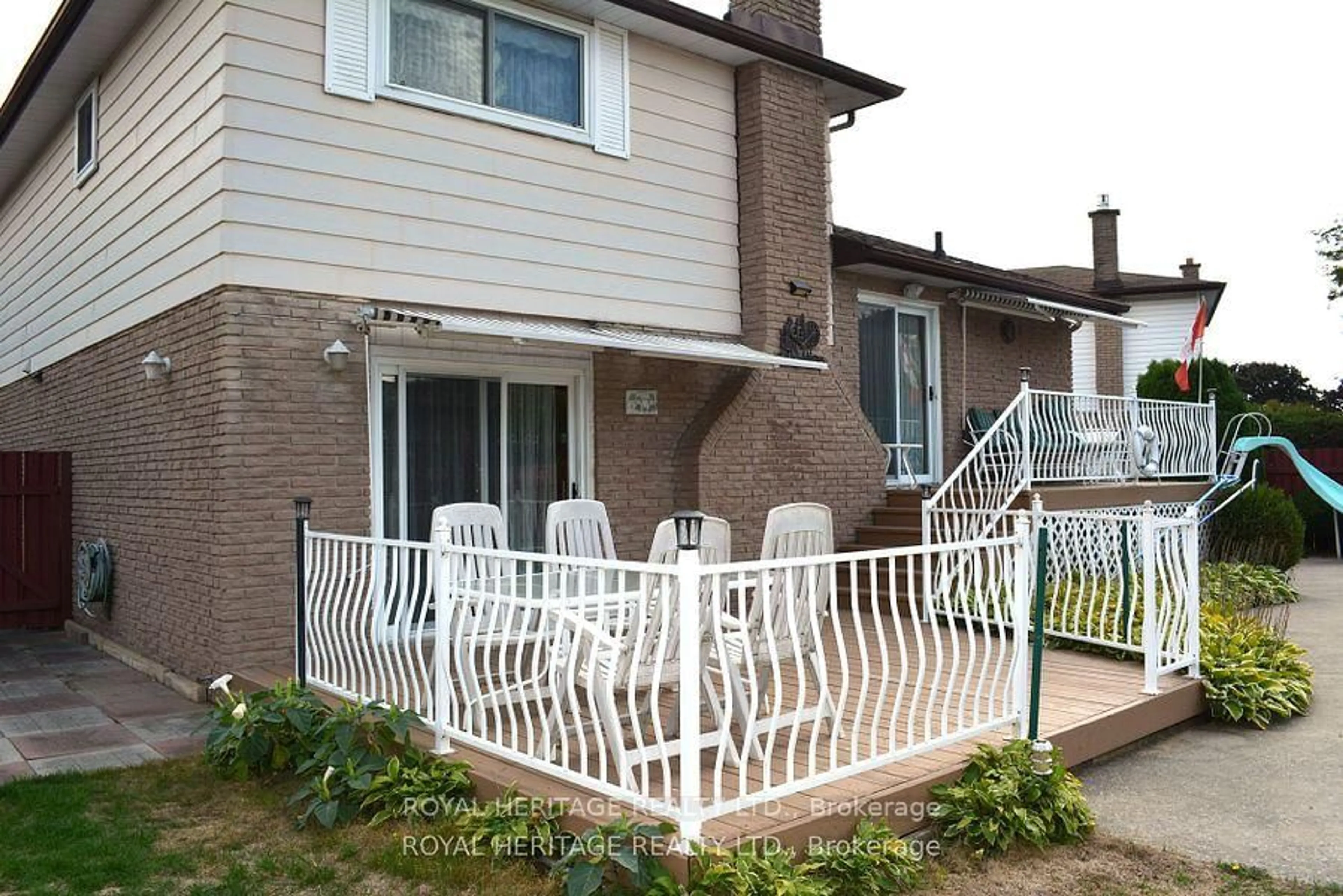 Patio, street for 62 Brant Crt, Oshawa Ontario L1G 4M9