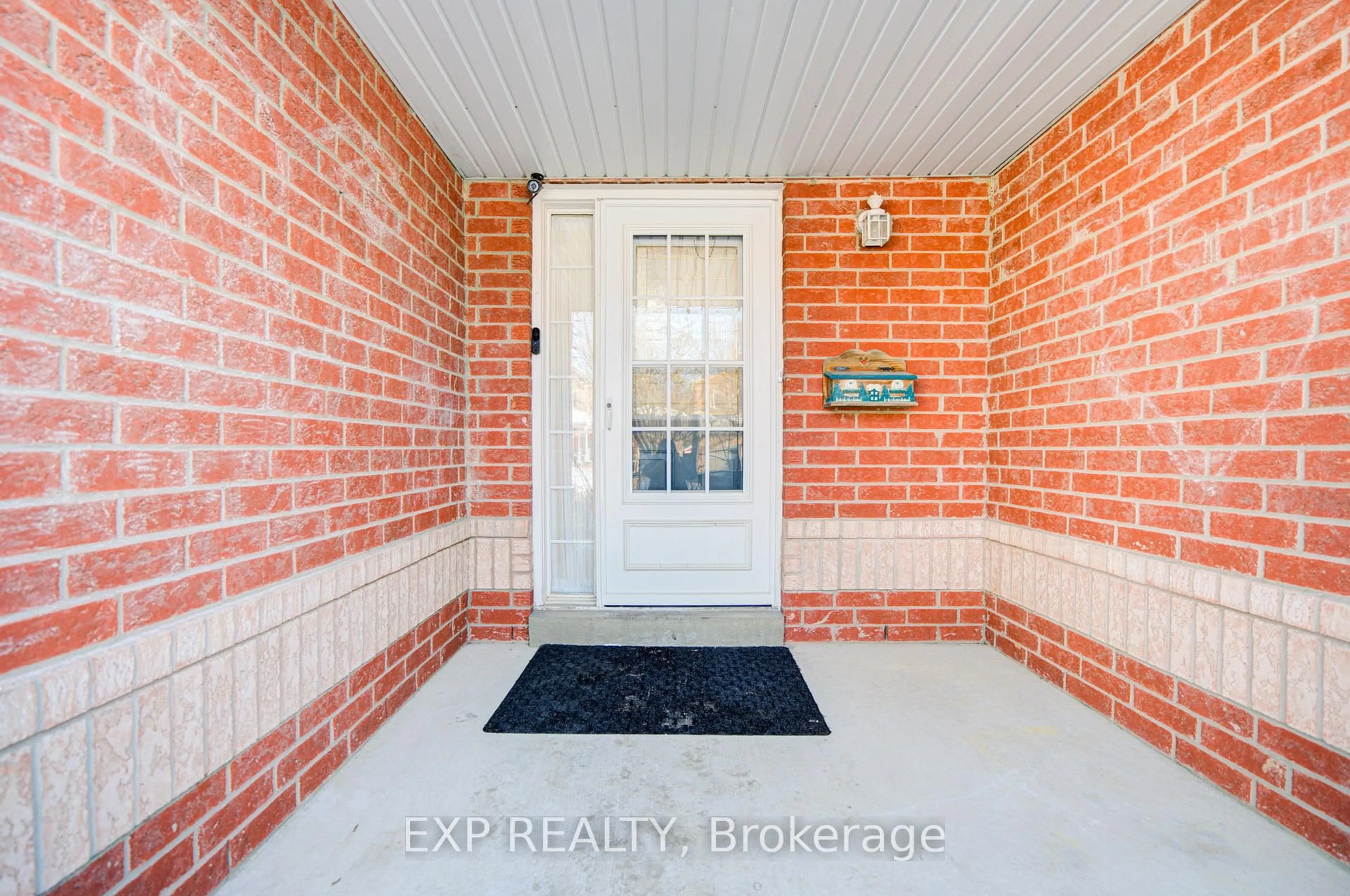 Indoor entryway for 9 Threadgold Crt, Whitby Ontario L1P 1L9