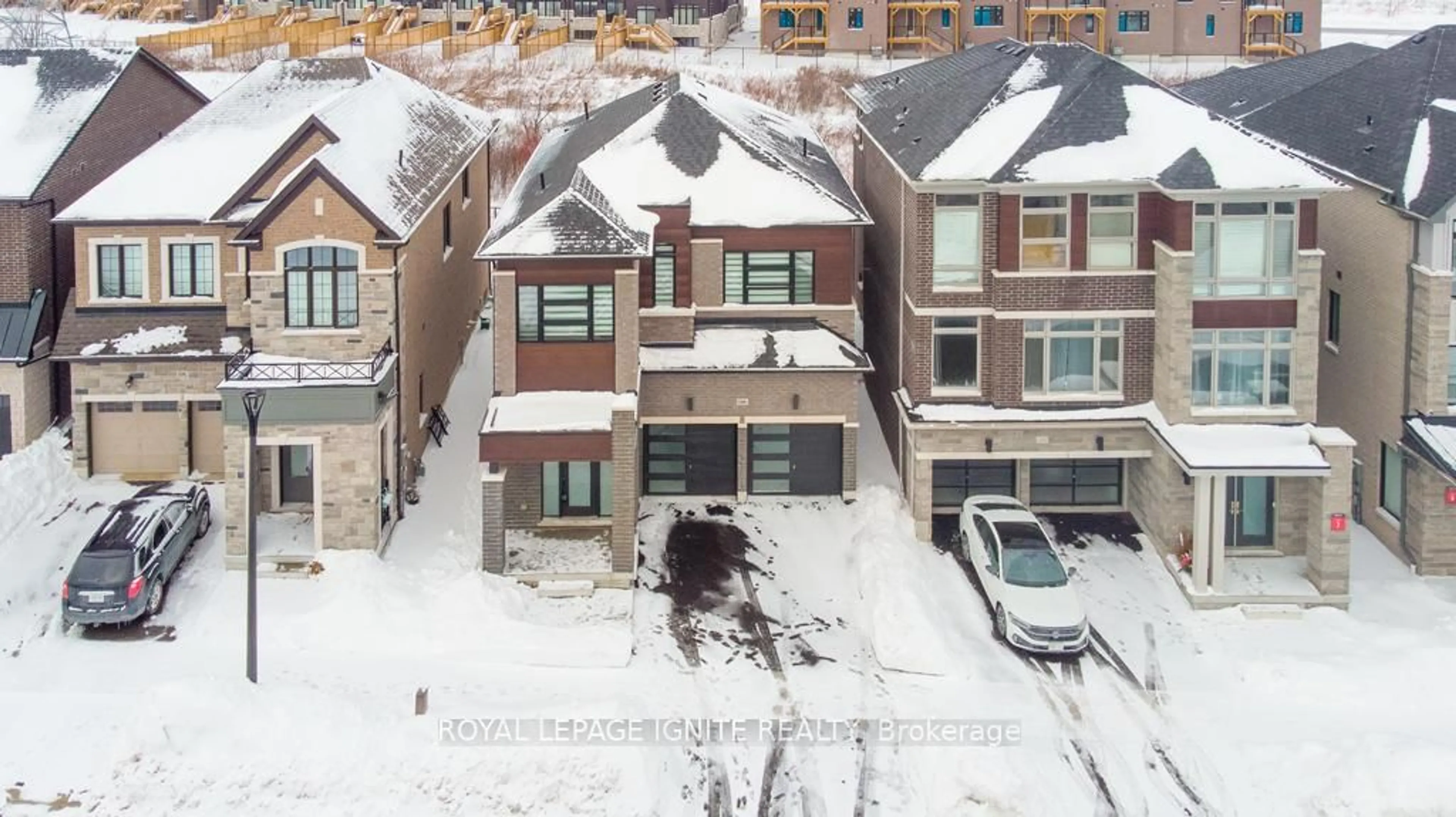 A pic from outside/outdoor area/front of a property/back of a property/a pic from drone, street for 1160 Skyridge Blvd, Pickering Ontario L1X 0M3