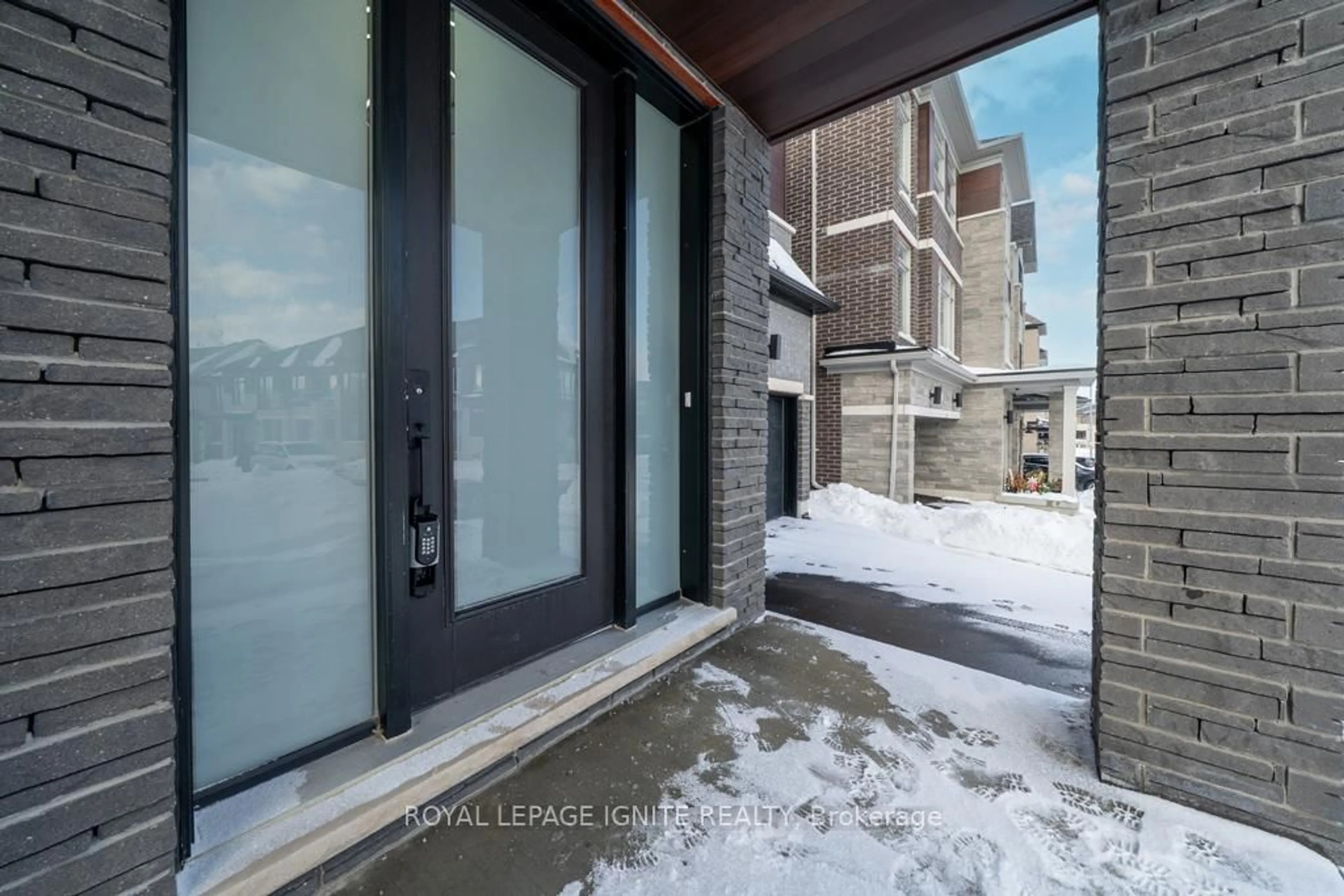 Indoor entryway for 1160 Skyridge Blvd, Pickering Ontario L1X 0M3