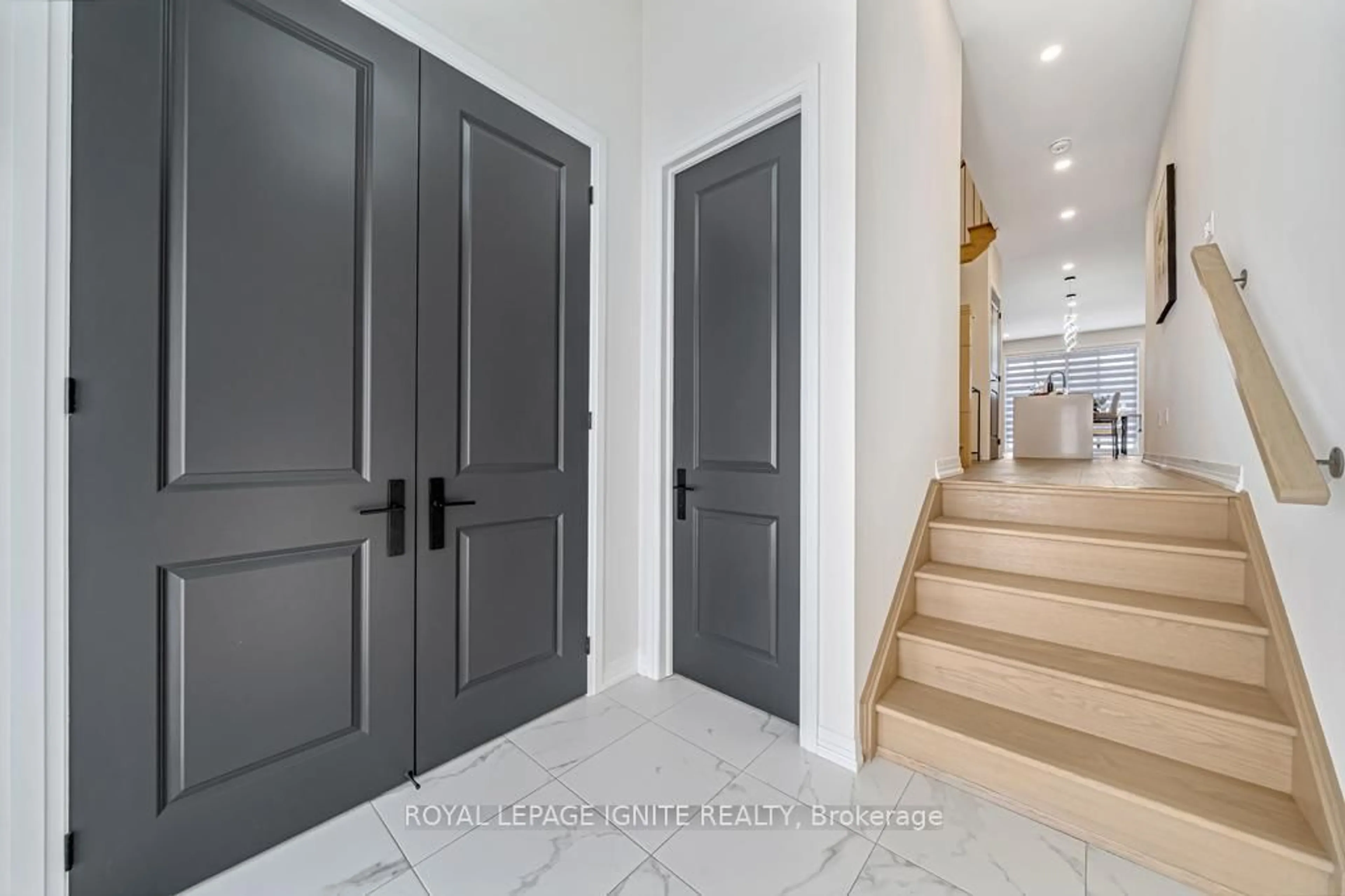 Indoor entryway for 1160 Skyridge Blvd, Pickering Ontario L1X 0M3