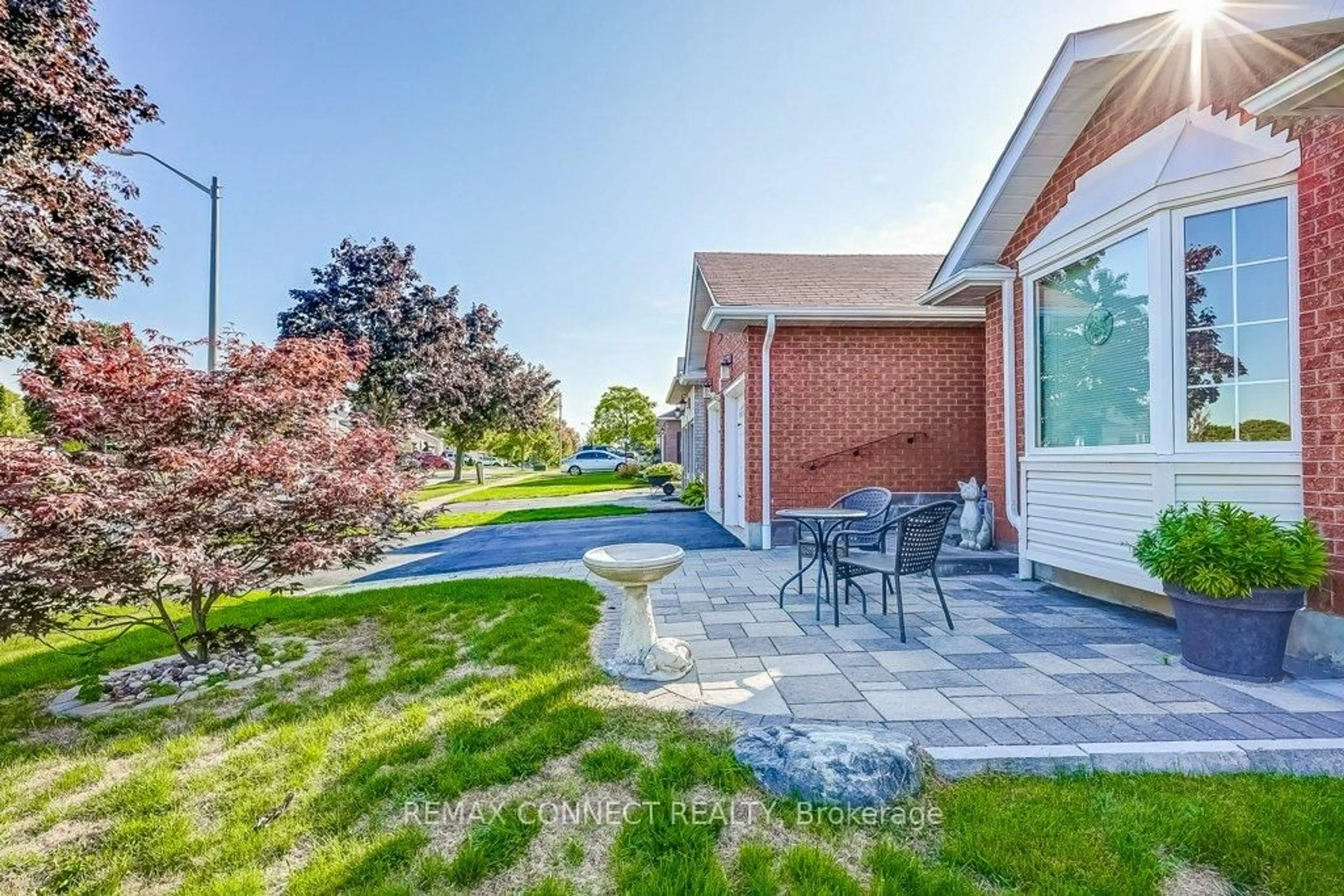 Patio, street for 863 Deer Valley Dr, Oshawa Ontario L1J 8N8