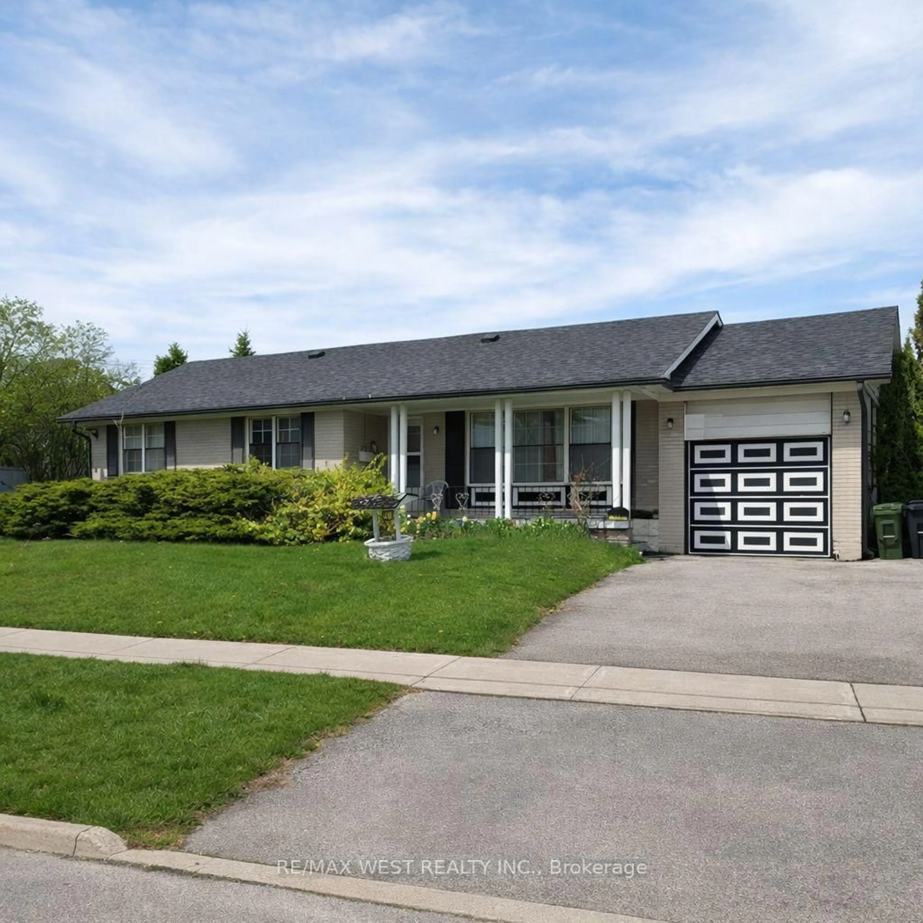 Home with vinyl exterior material, street for 158 Cass Ave, Toronto Ontario M1T 2B7