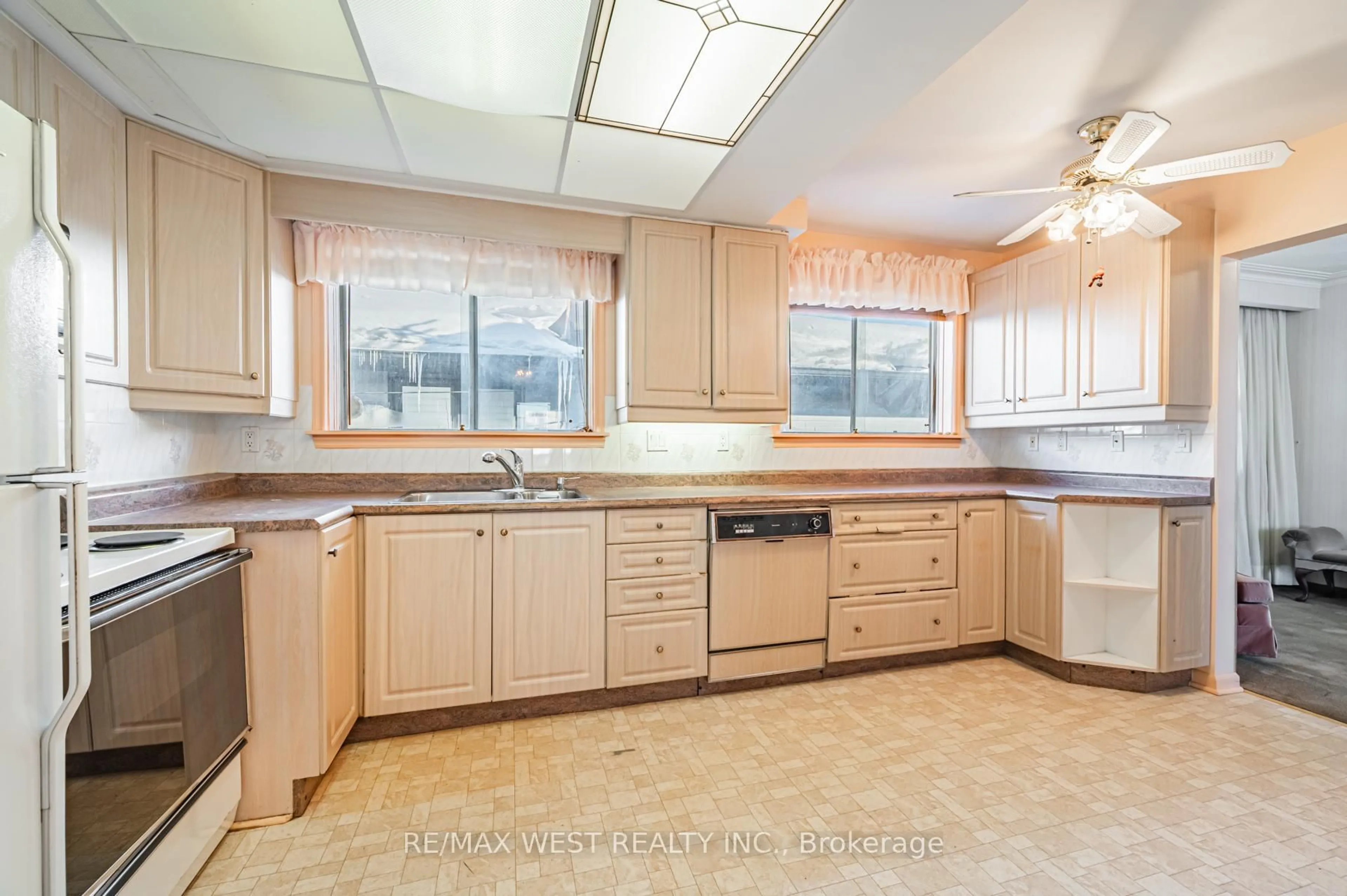 Standard kitchen, ceramic/tile floor for 158 Cass Ave, Toronto Ontario M1T 2B7