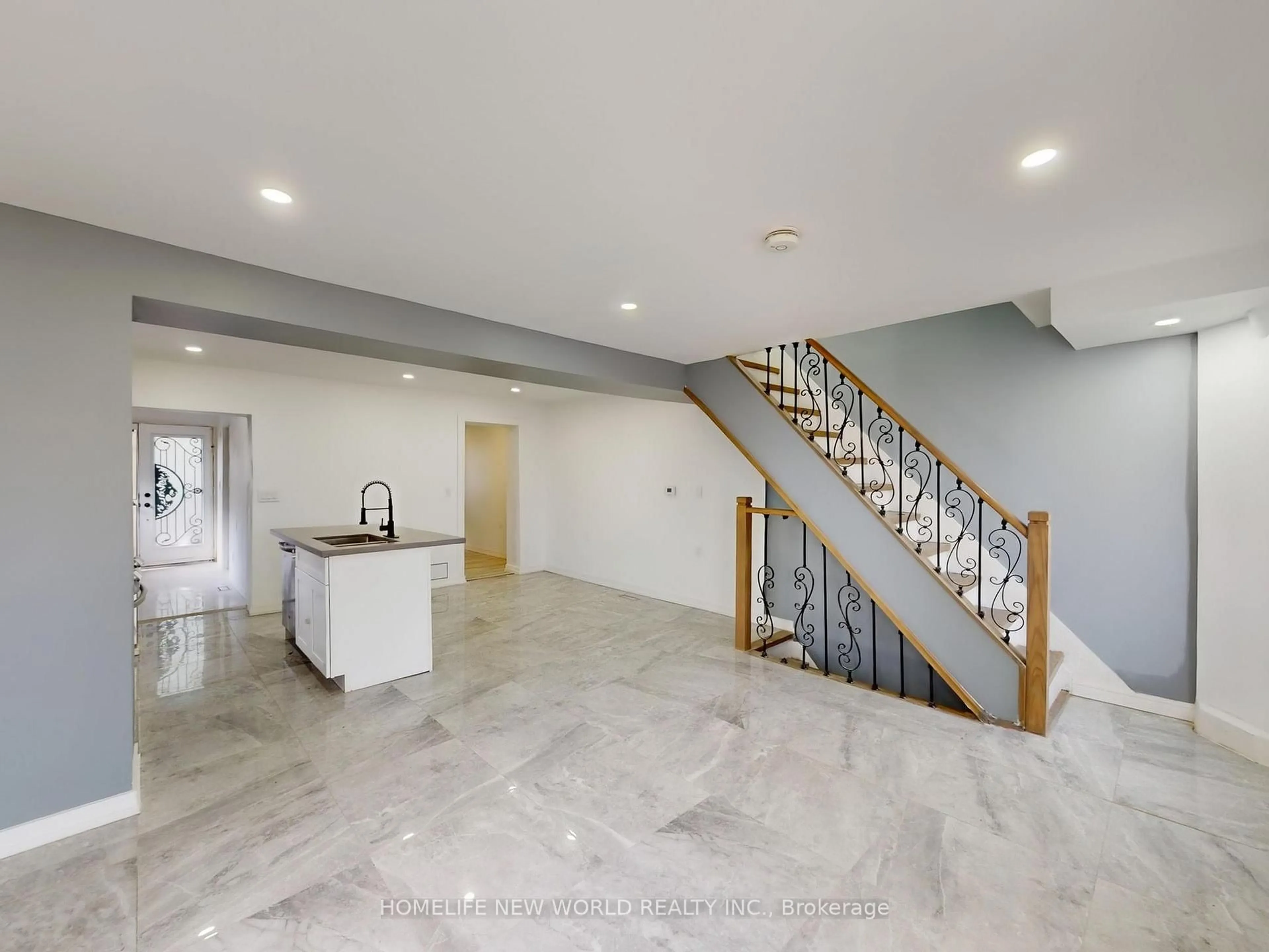 Indoor foyer for 11 Maple St, Oshawa Ontario L1H 2L6