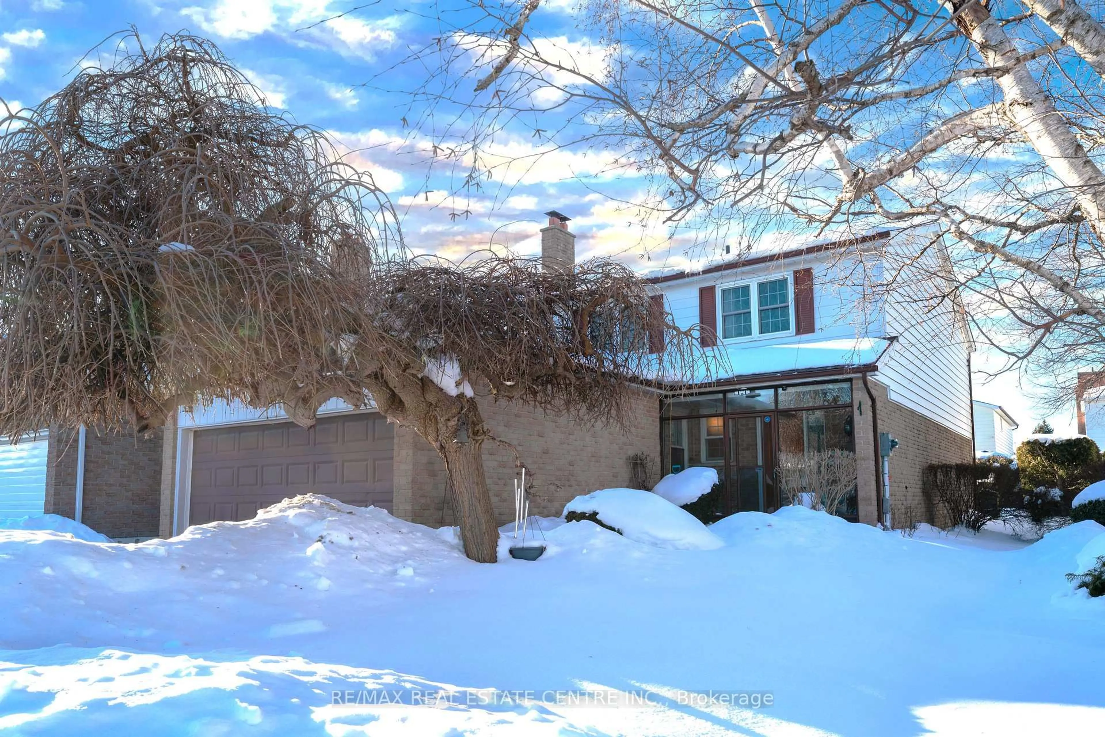 A pic from outside/outdoor area/front of a property/back of a property/a pic from drone, street for 37 Statesman Sq, Toronto Ontario M1S 4H7