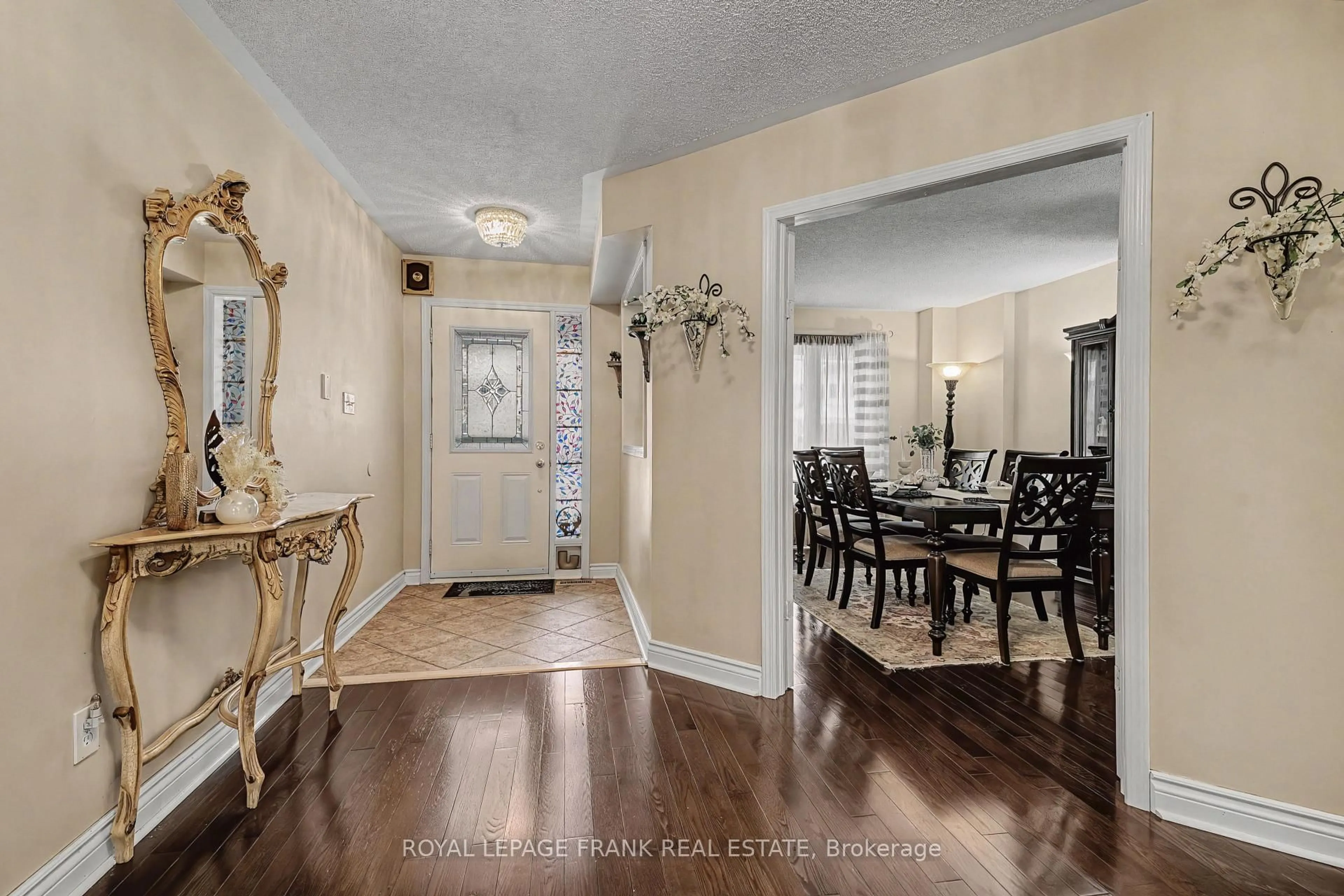 Indoor entryway for 129 Stillwell Lane, Clarington Ontario L1B 1R5