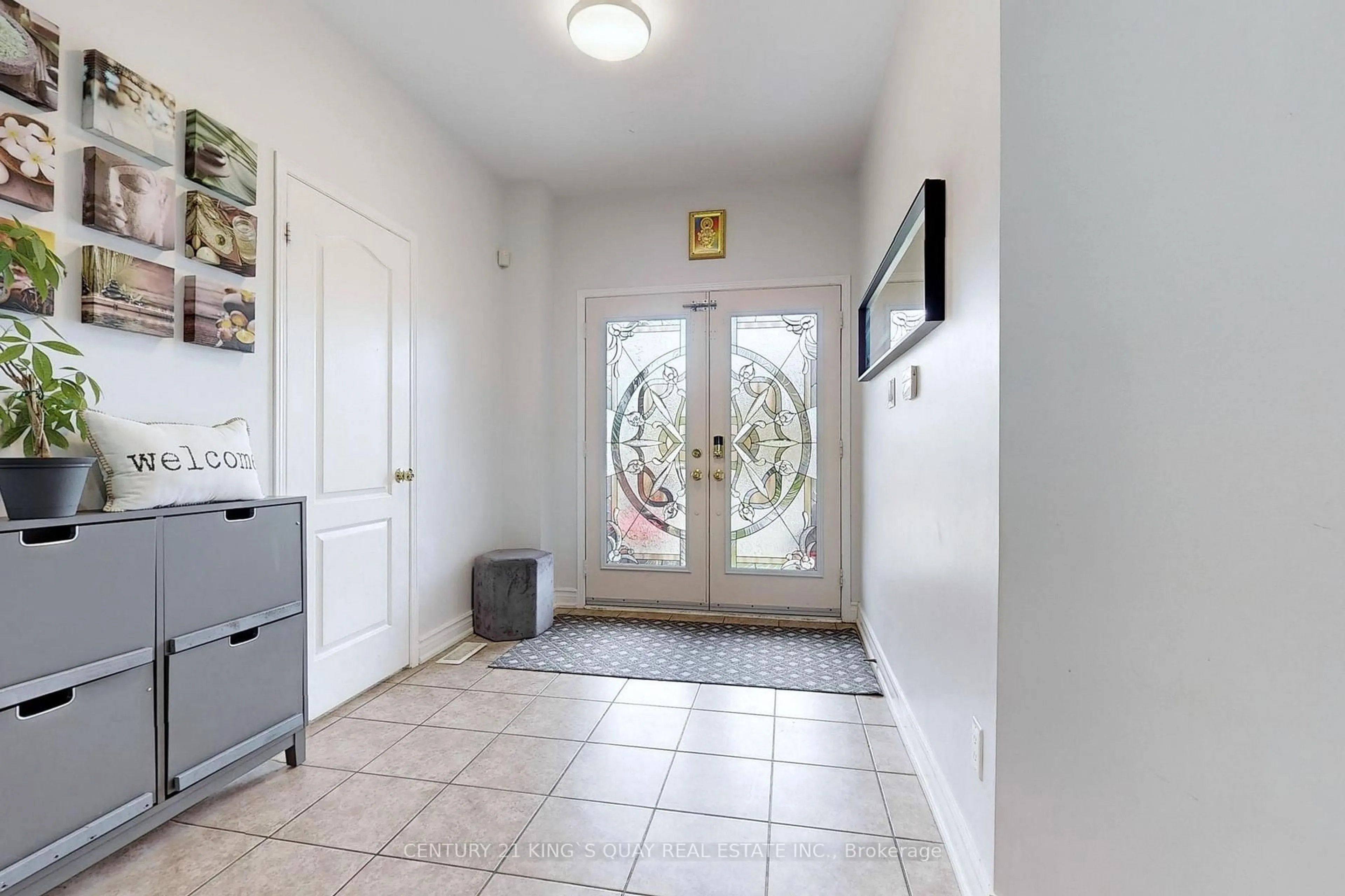 Indoor entryway for 1418 Livesey Dr, Oshawa Ontario L1K 0G9