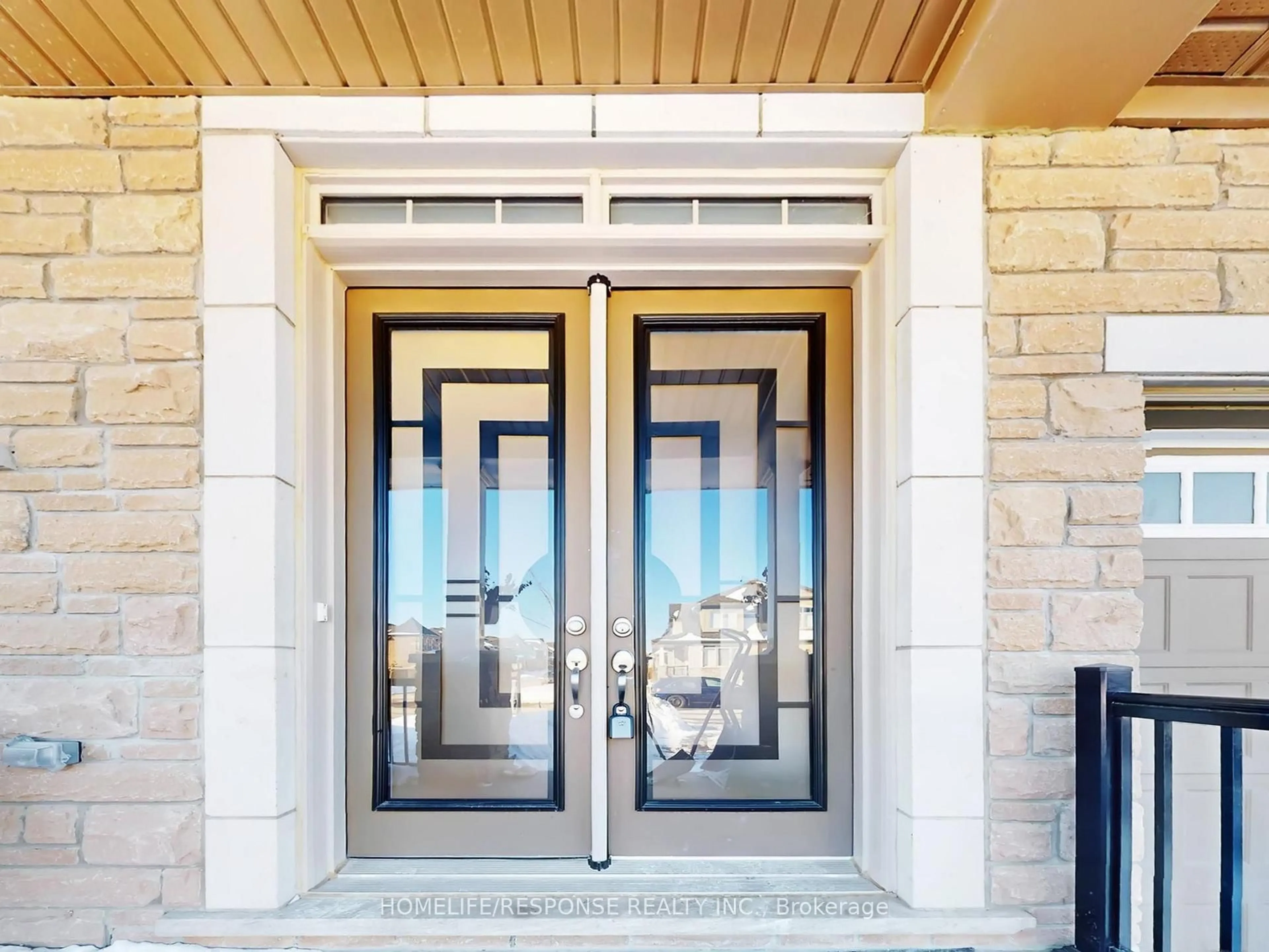 Indoor entryway for 141 AUCKLAND Dr, Whitby Ontario L1P 0J2