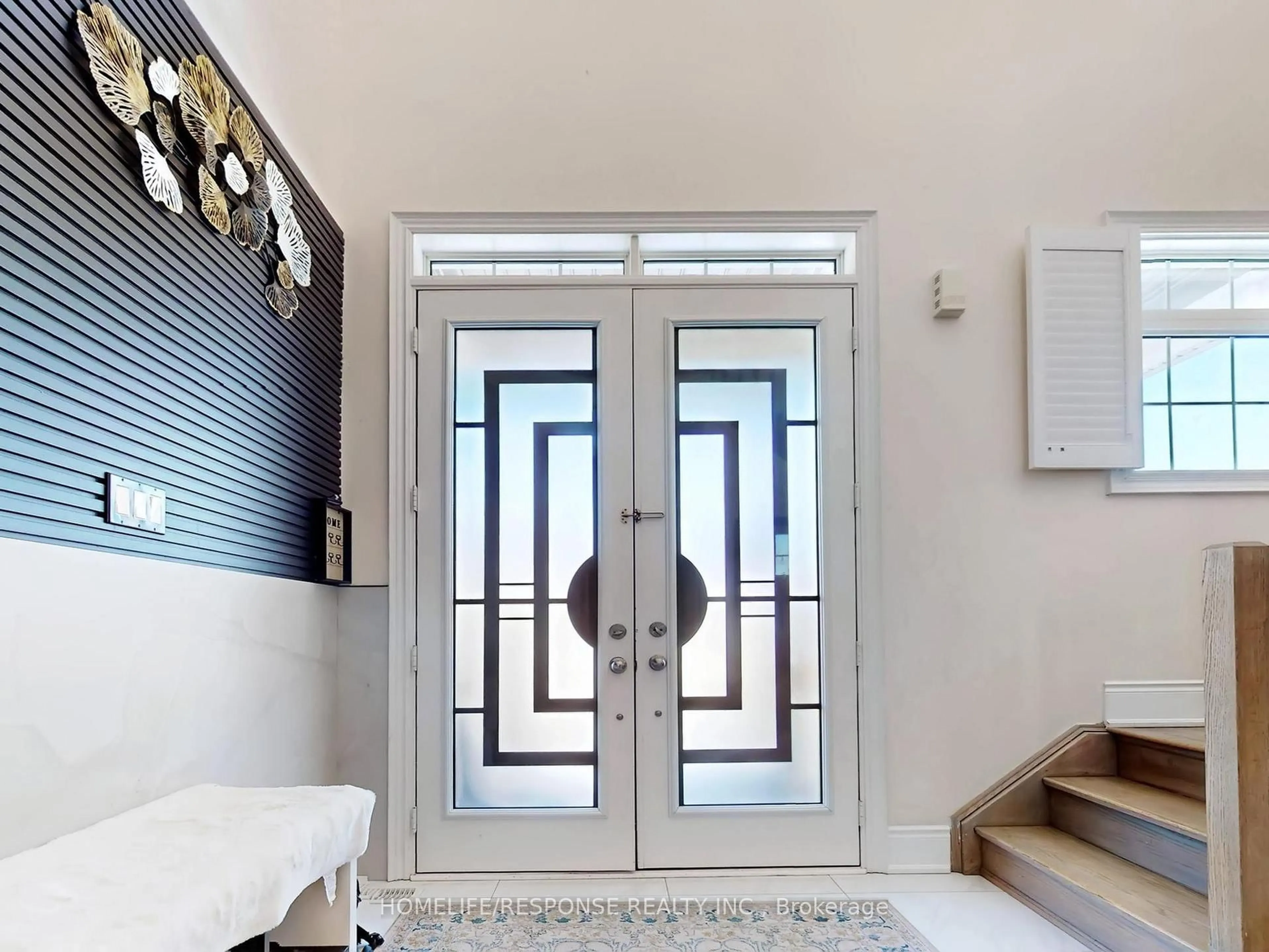 Indoor entryway for 141 AUCKLAND Dr, Whitby Ontario L1P 0J2