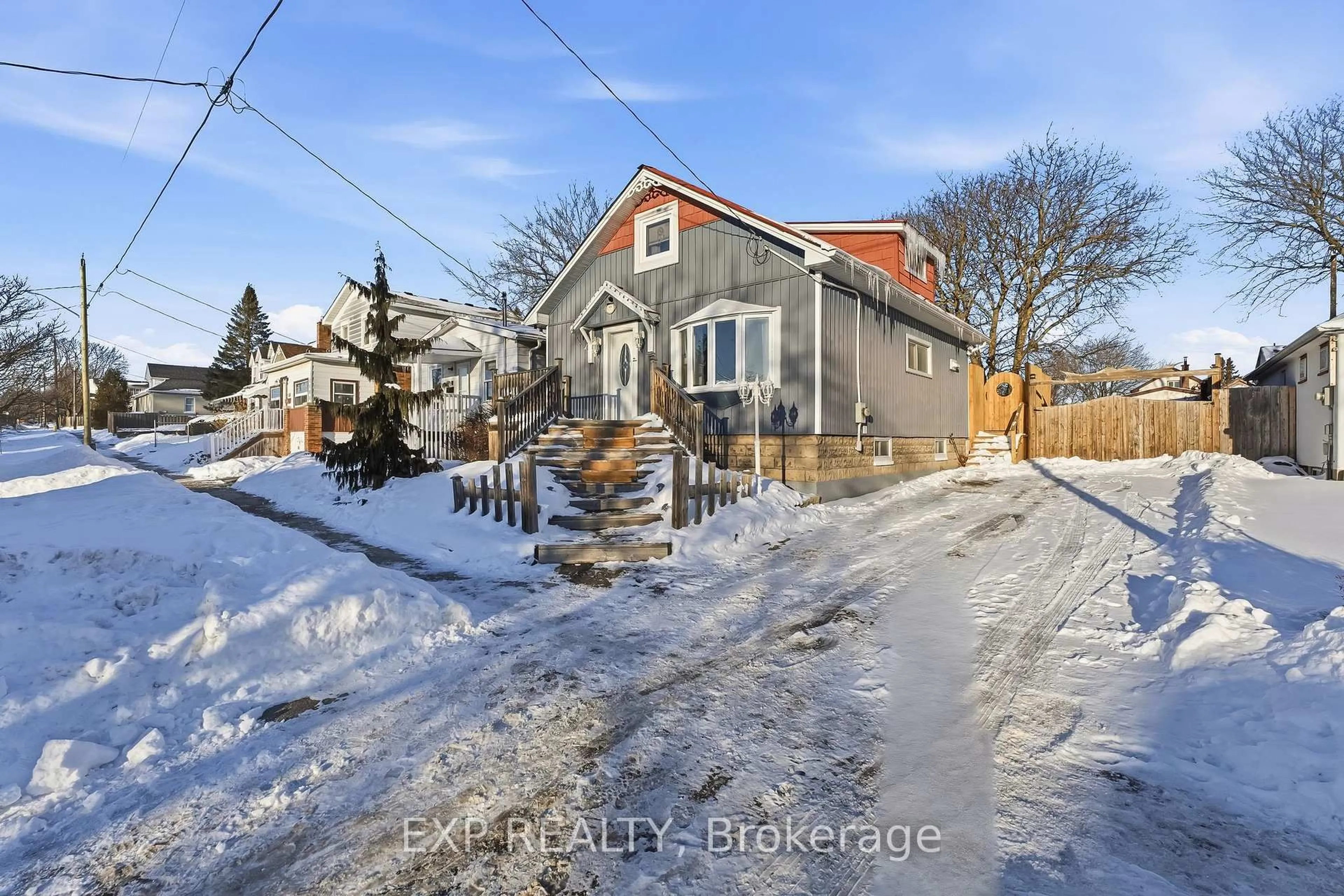 A pic from outside/outdoor area/front of a property/back of a property/a pic from drone, street for 77 Westmount St, Oshawa Ontario L1J 4X2