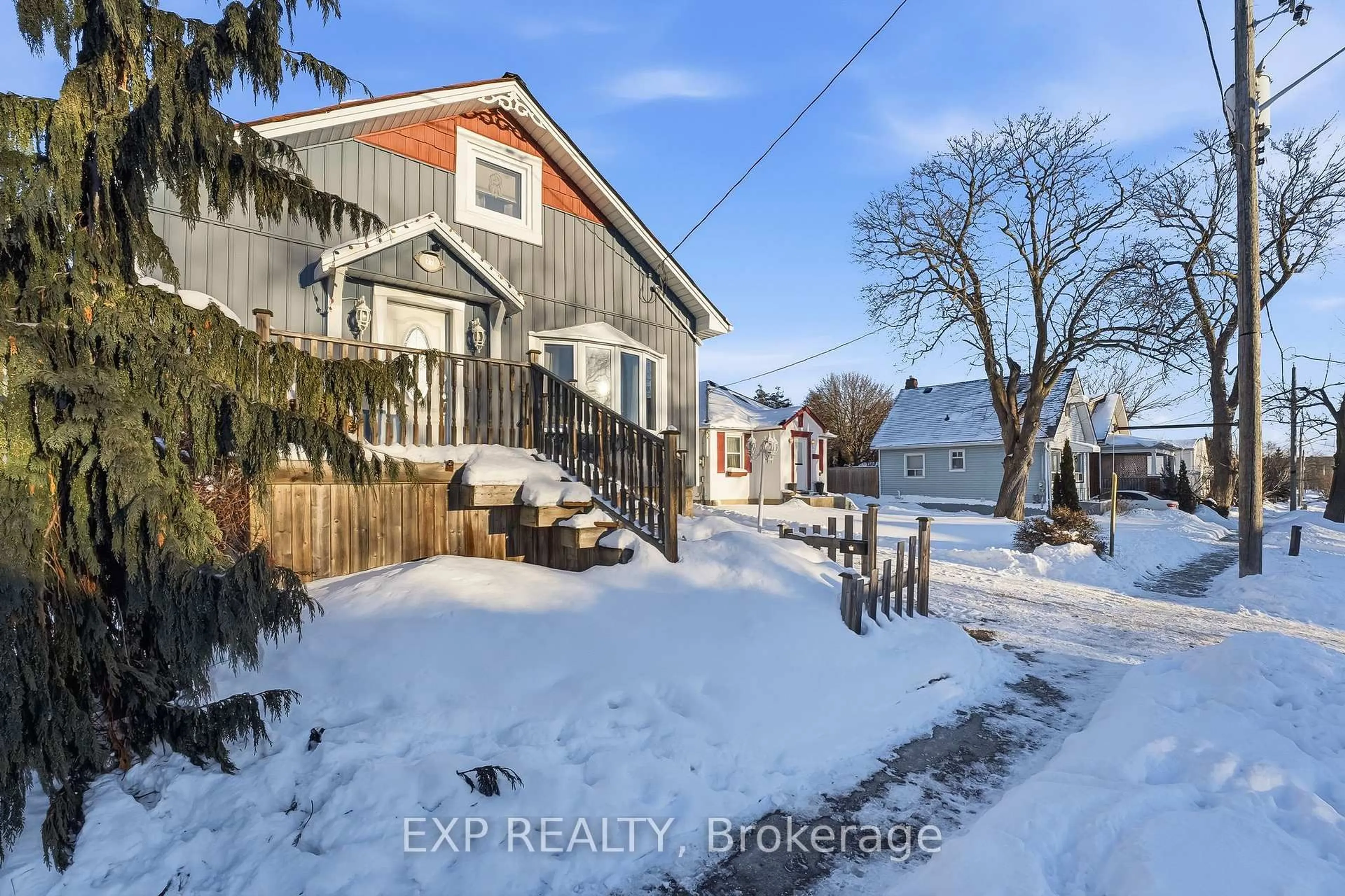 A pic from outside/outdoor area/front of a property/back of a property/a pic from drone, street for 77 Westmount St, Oshawa Ontario L1J 4X2