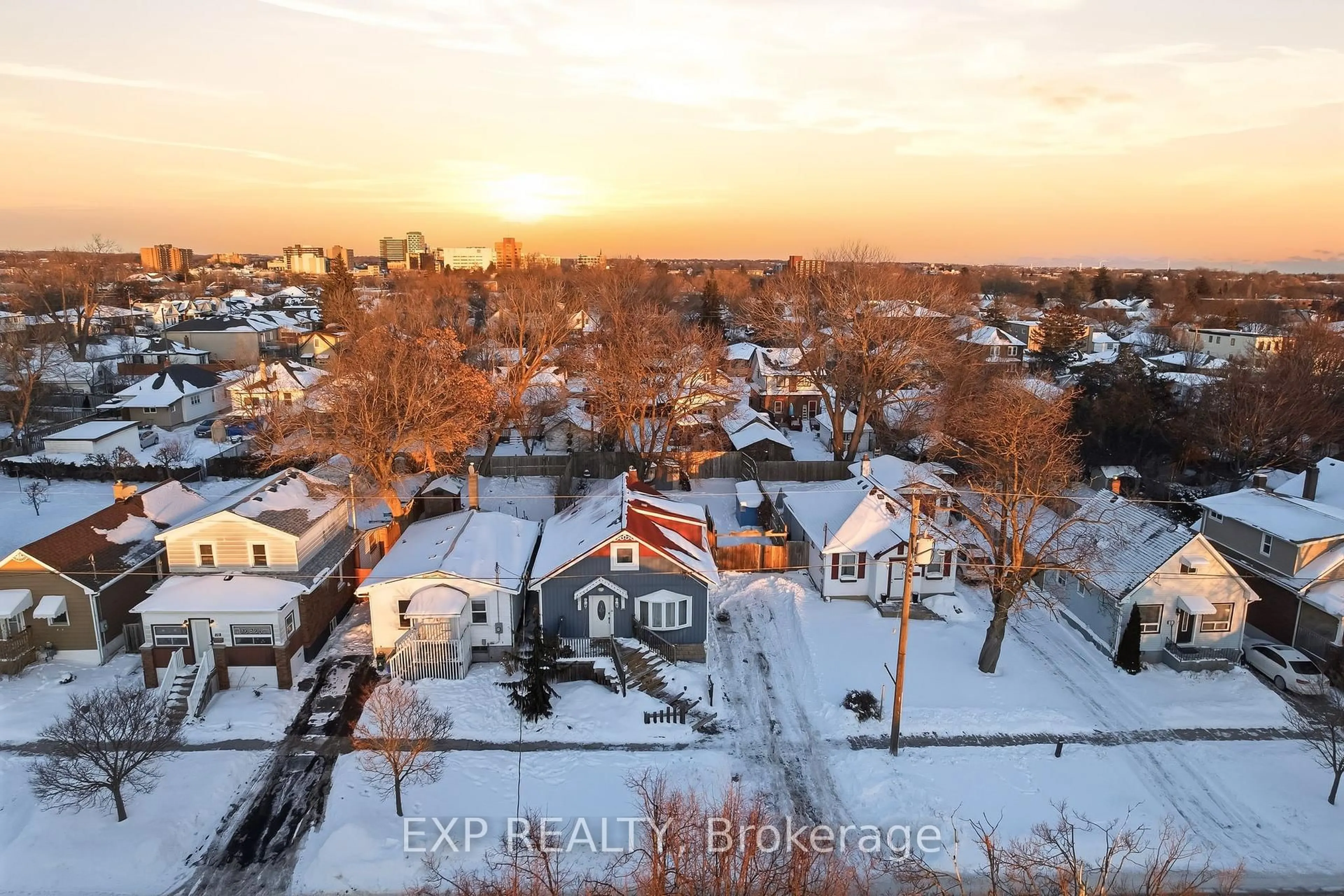 A pic from outside/outdoor area/front of a property/back of a property/a pic from drone, street for 77 Westmount St, Oshawa Ontario L1J 4X2