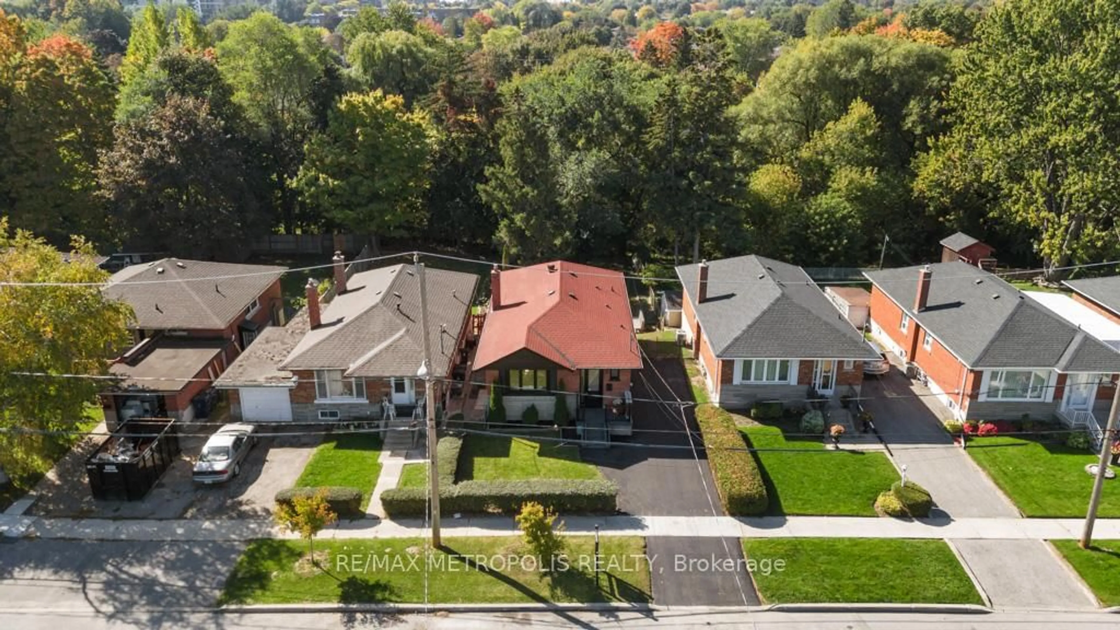 A pic from outside/outdoor area/front of a property/back of a property/a pic from drone, street for 27 Gully Dr, Toronto Ontario M1K 4W3