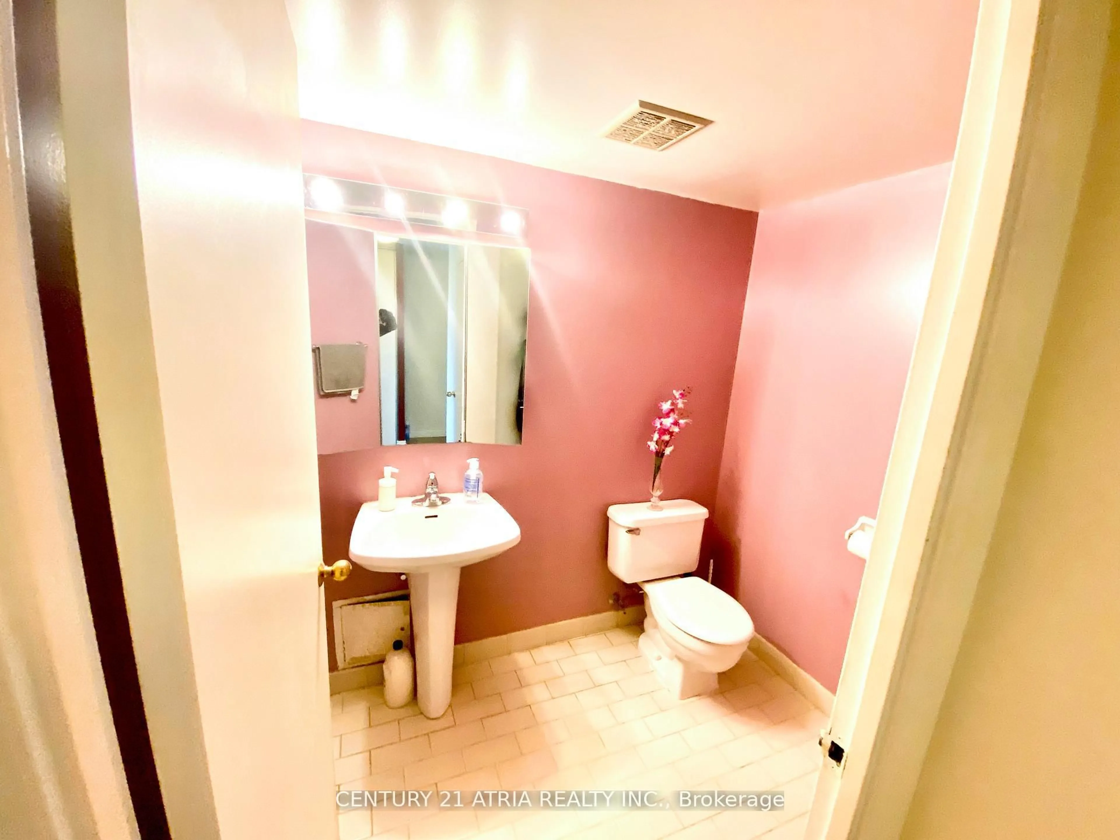 Standard bathroom, ceramic/tile floor for 3050 Ellesmere Rd #505, Toronto Ontario M1E 5E6
