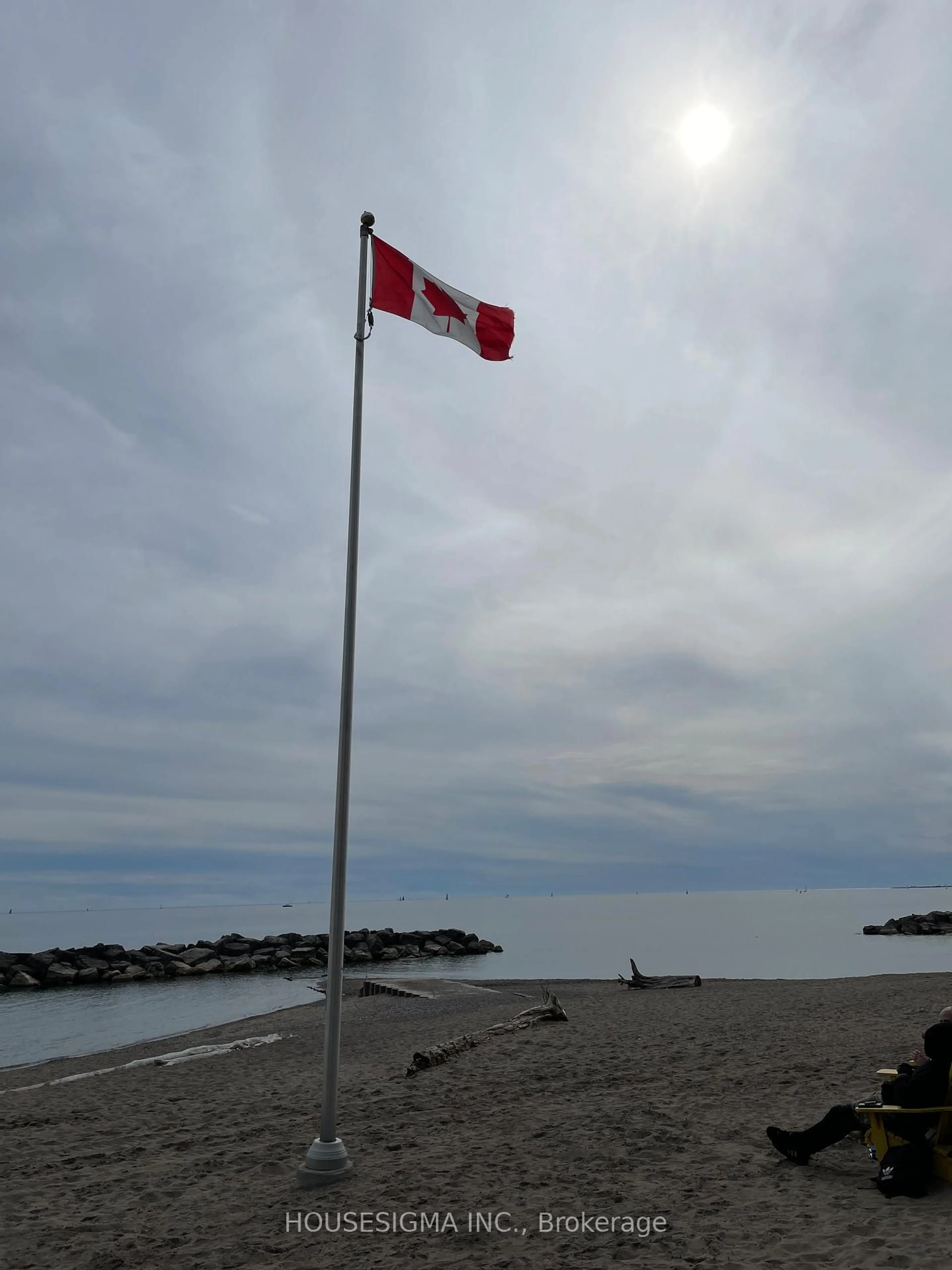 Blurry image for 256 Woodbine Ave, Toronto Ontario M4L 3P2