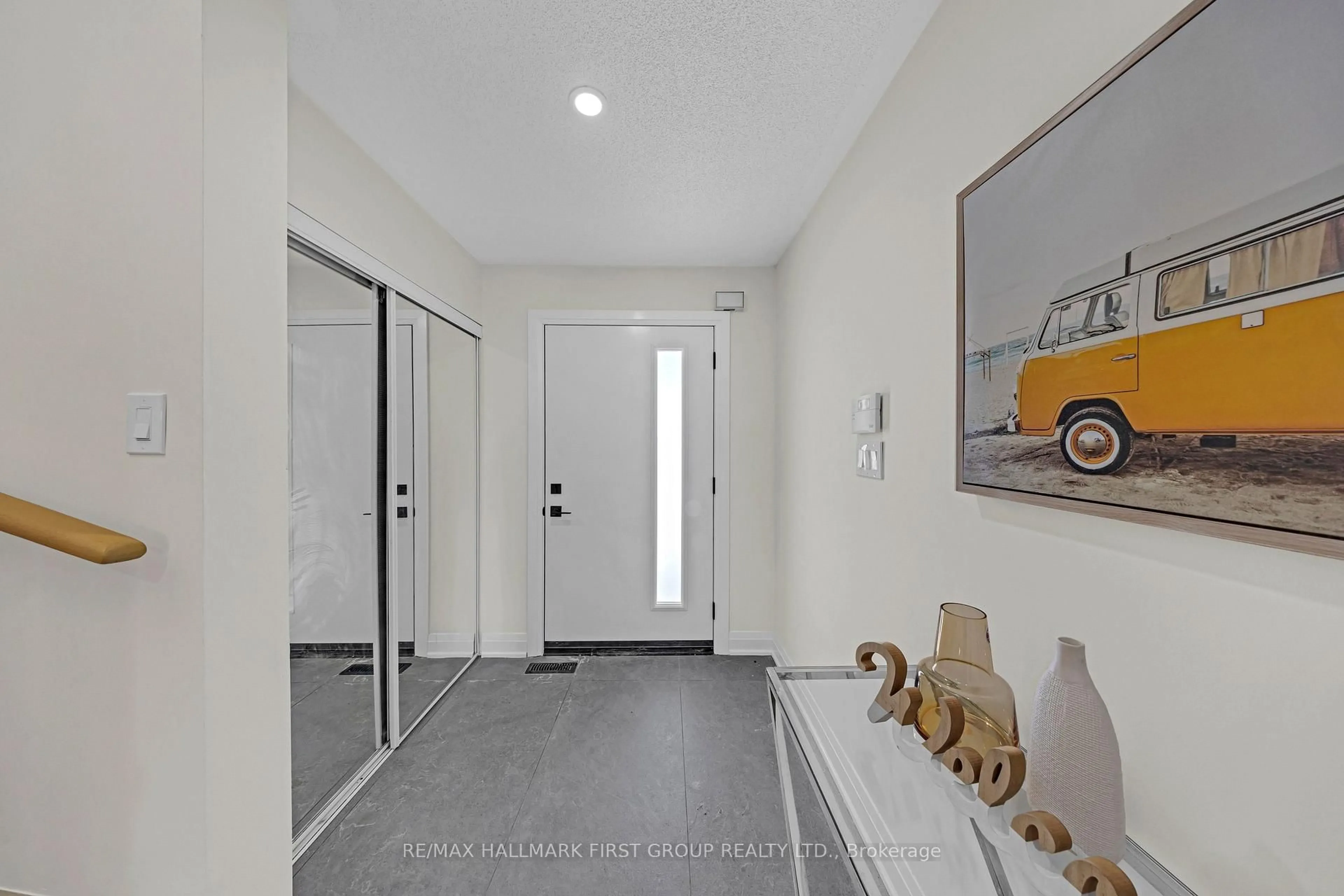 Indoor entryway for 98 Kirkland Pl, Whitby Ontario L1P 1W9