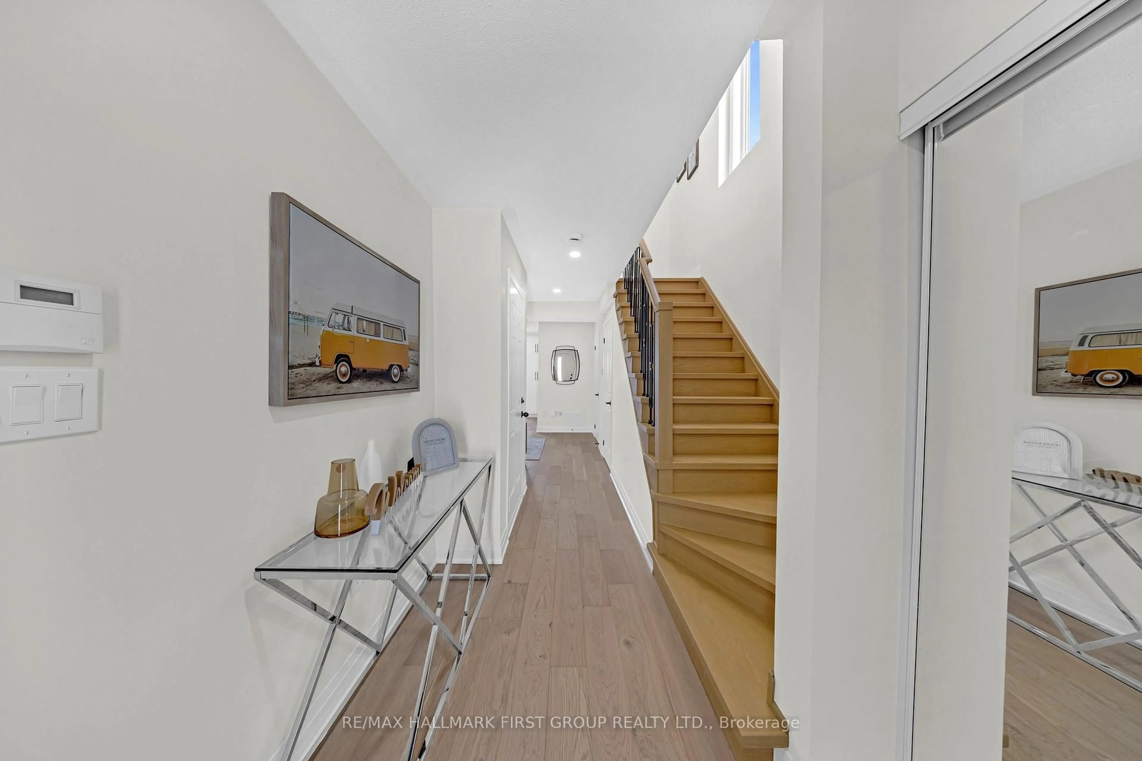 Indoor foyer for 98 Kirkland Pl, Whitby Ontario L1P 1W9