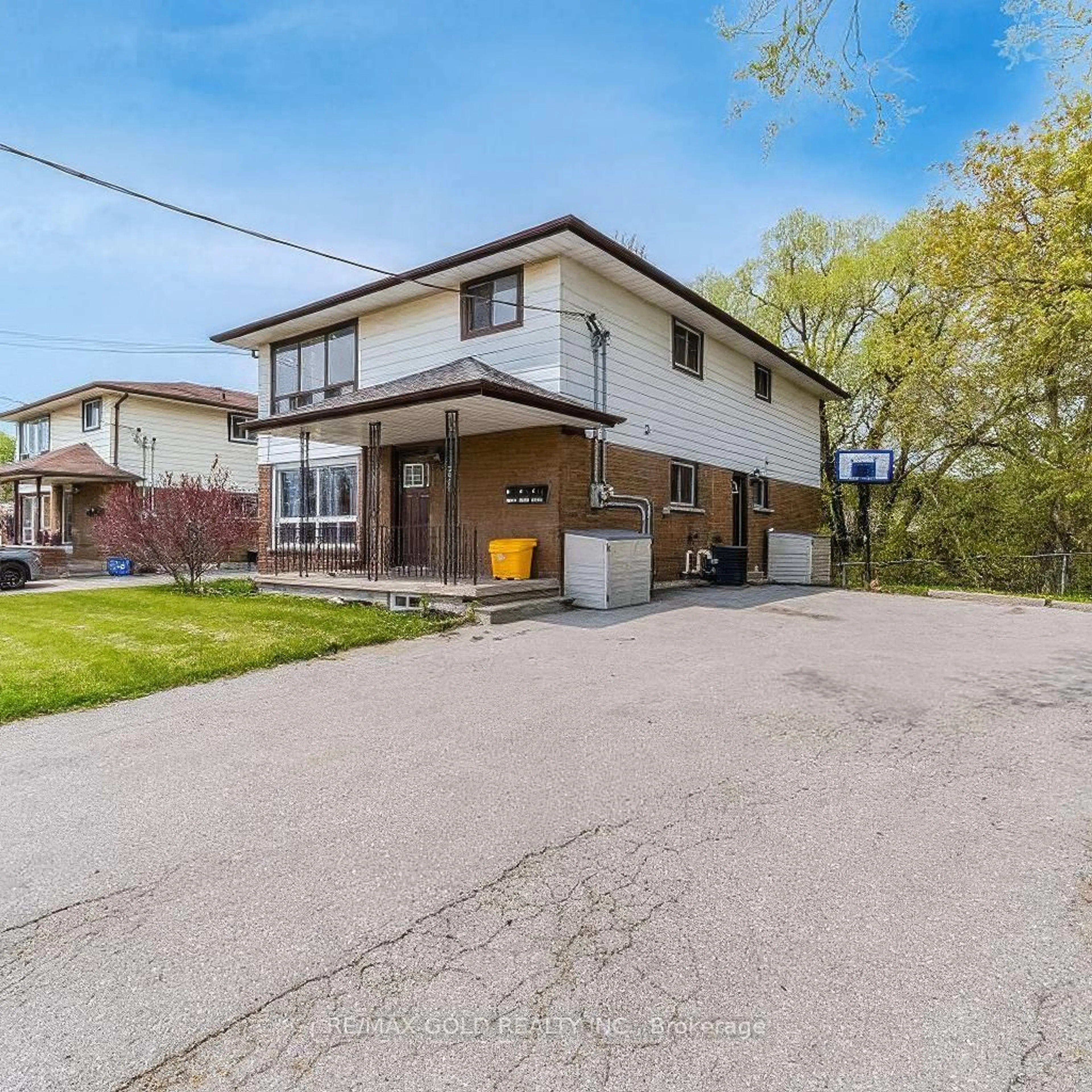 Unknown for 580 Gibb St, Oshawa Ontario L1J 1Z5