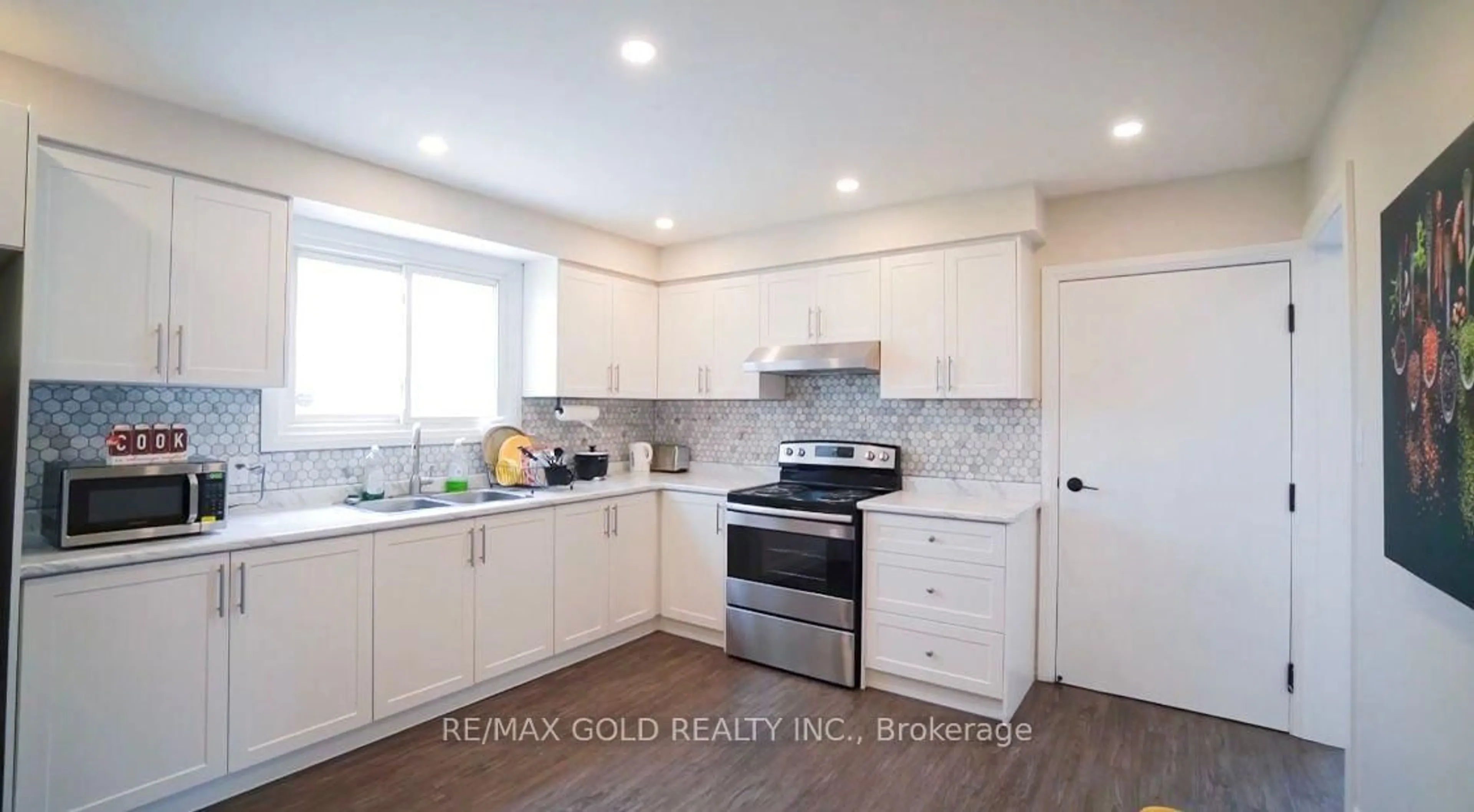 Unknown for 580 Gibb St, Oshawa Ontario L1J 1Z5