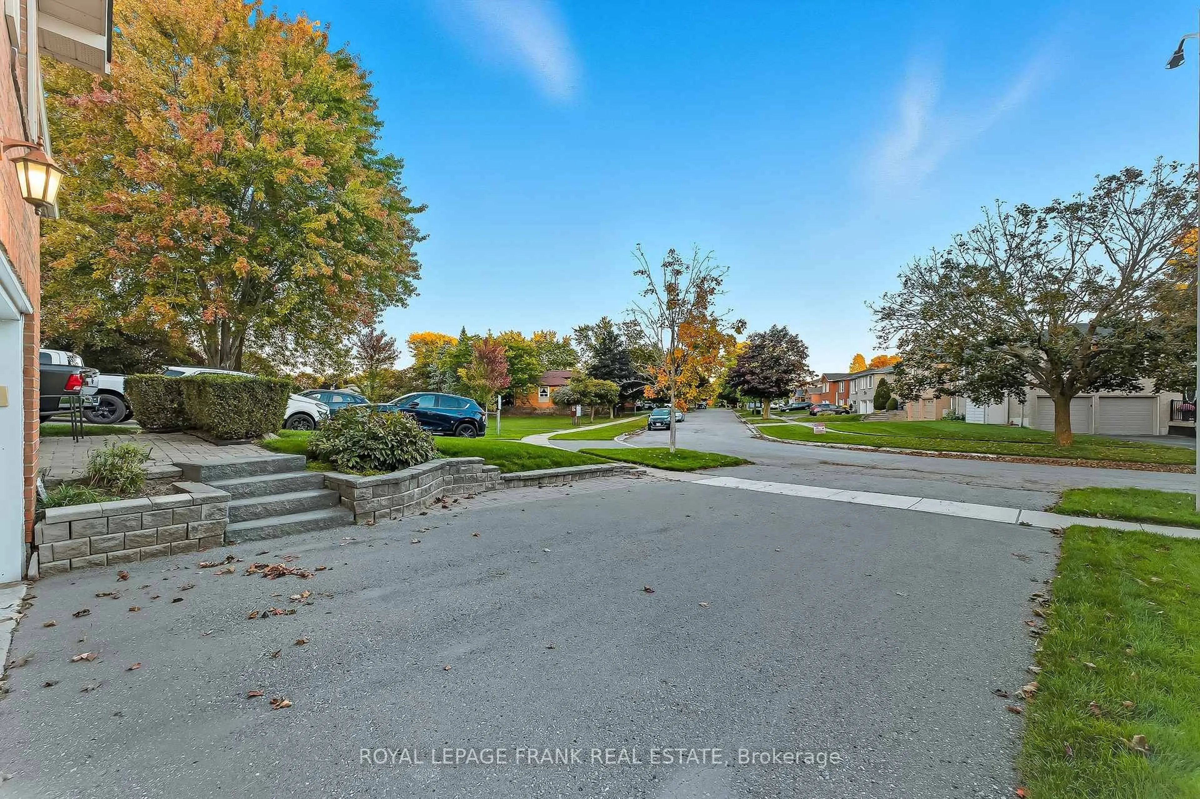 A pic from outside/outdoor area/front of a property/back of a property/a pic from drone, street for 8 Ridgeview Dr, Scugog Ontario L9L 1G8