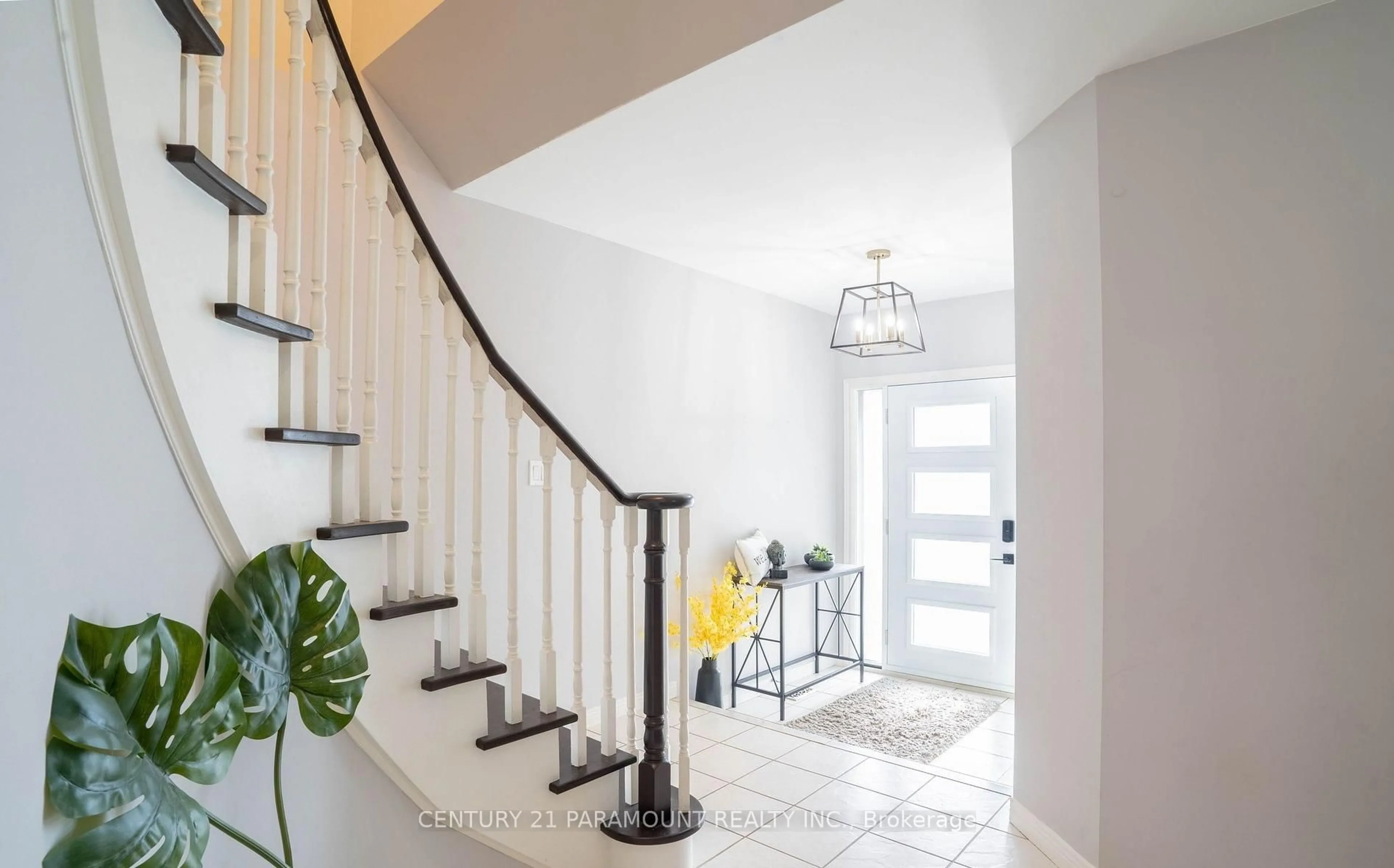 Indoor entryway for 100 Fieldcrest Ave, Clarington Ontario L1E 2Y9