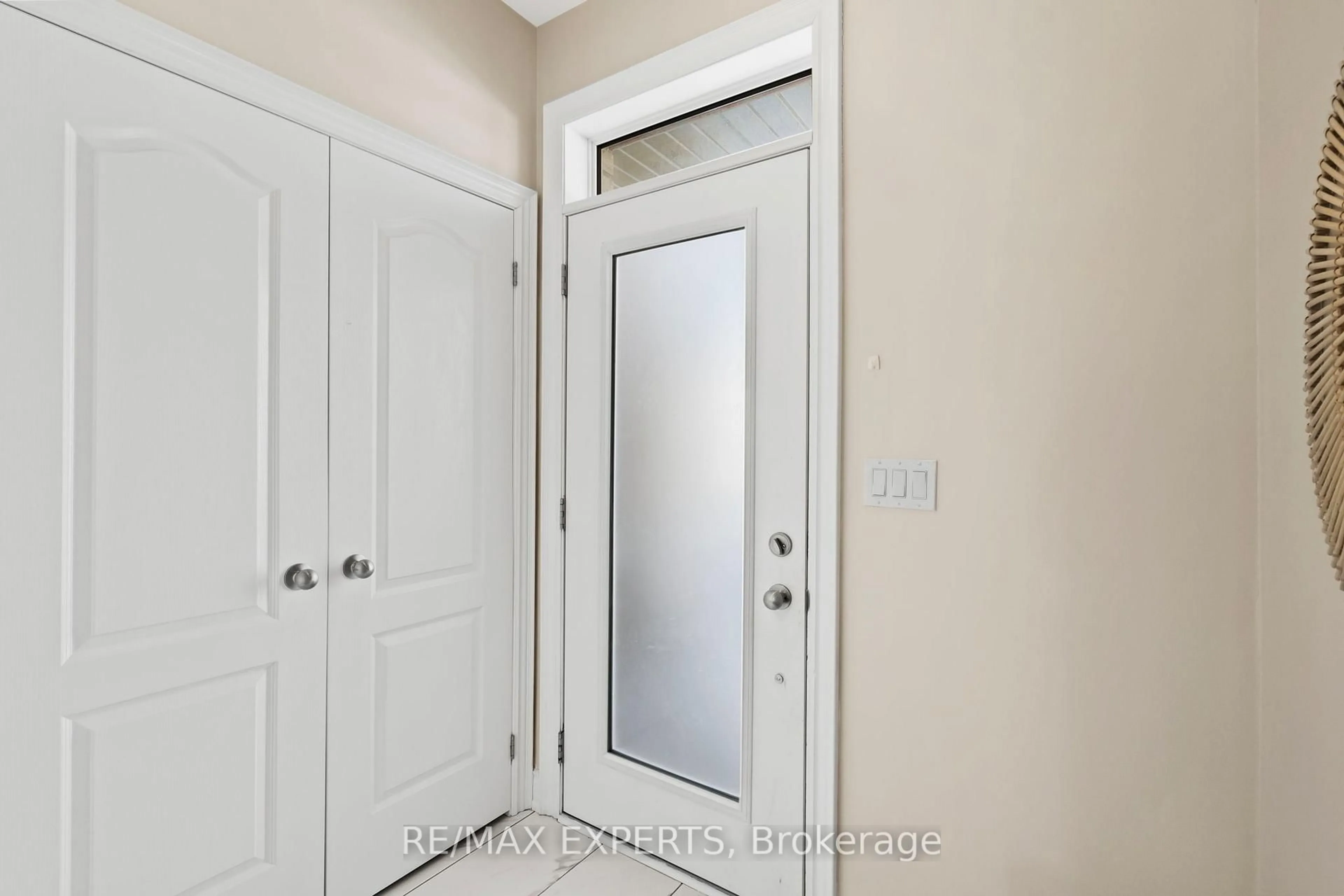 Indoor entryway for 2538 Winter Words Dr, Oshawa Ontario L1L 0S7