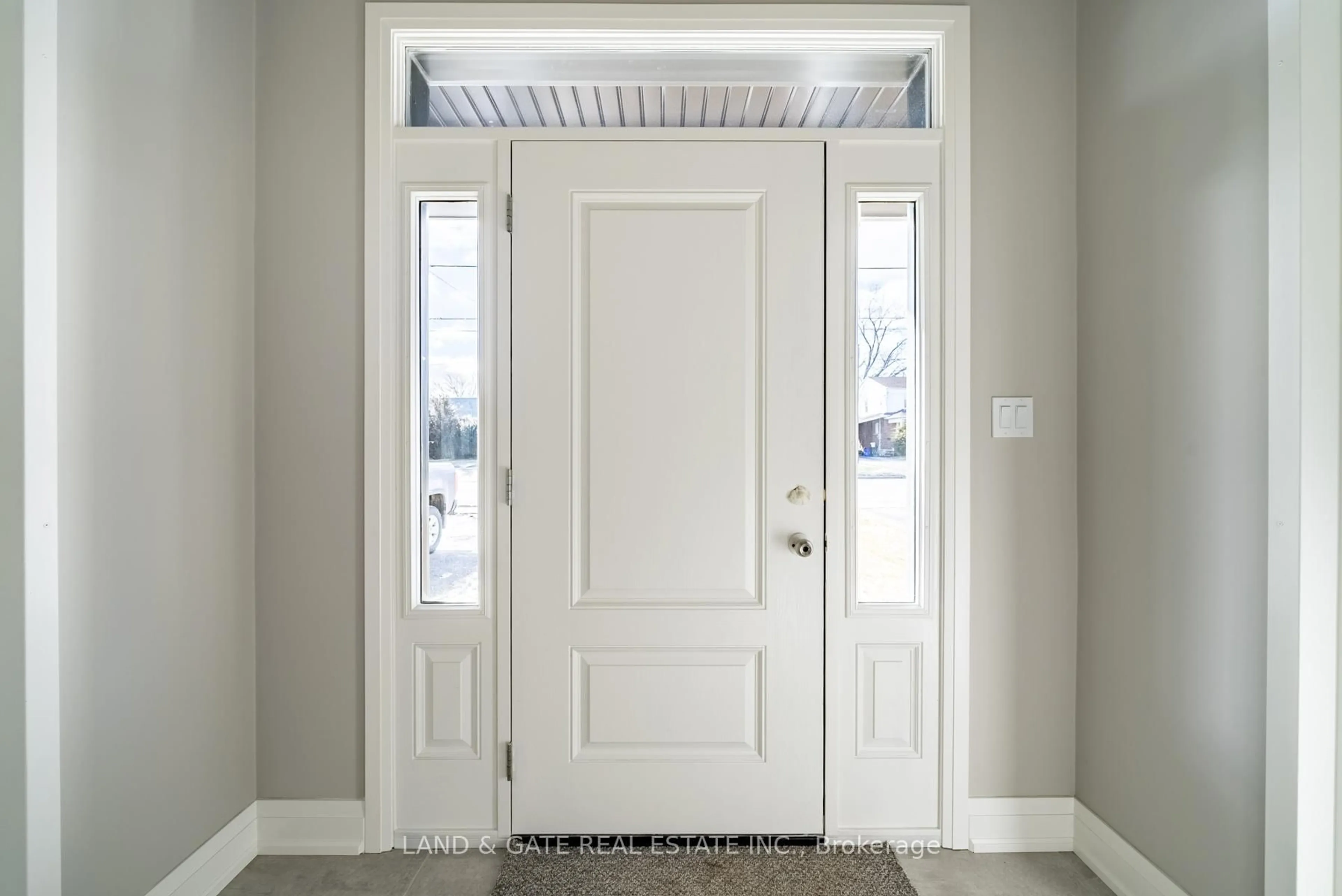 Indoor entryway for 127 Gibbons St, Oshawa Ontario L1J 4Y1