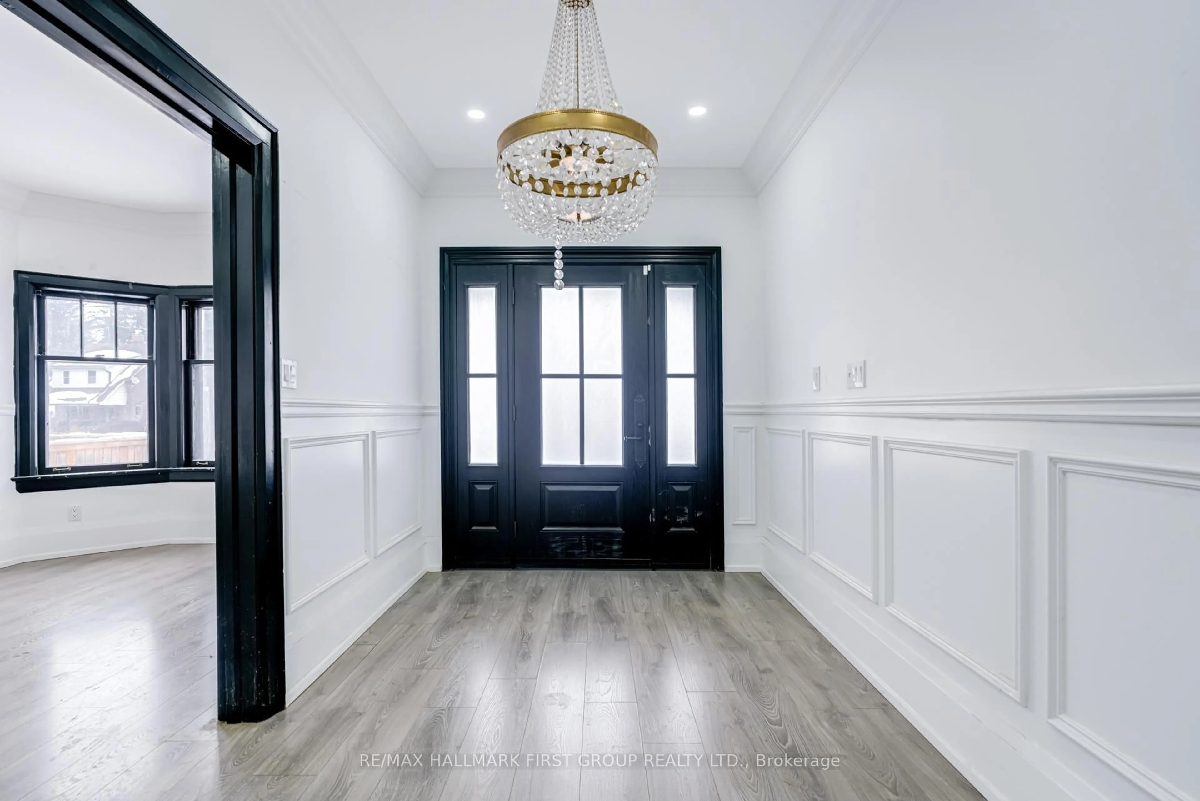 Indoor entryway for 512 Simcoe St, Oshawa Ontario L1G 4T9