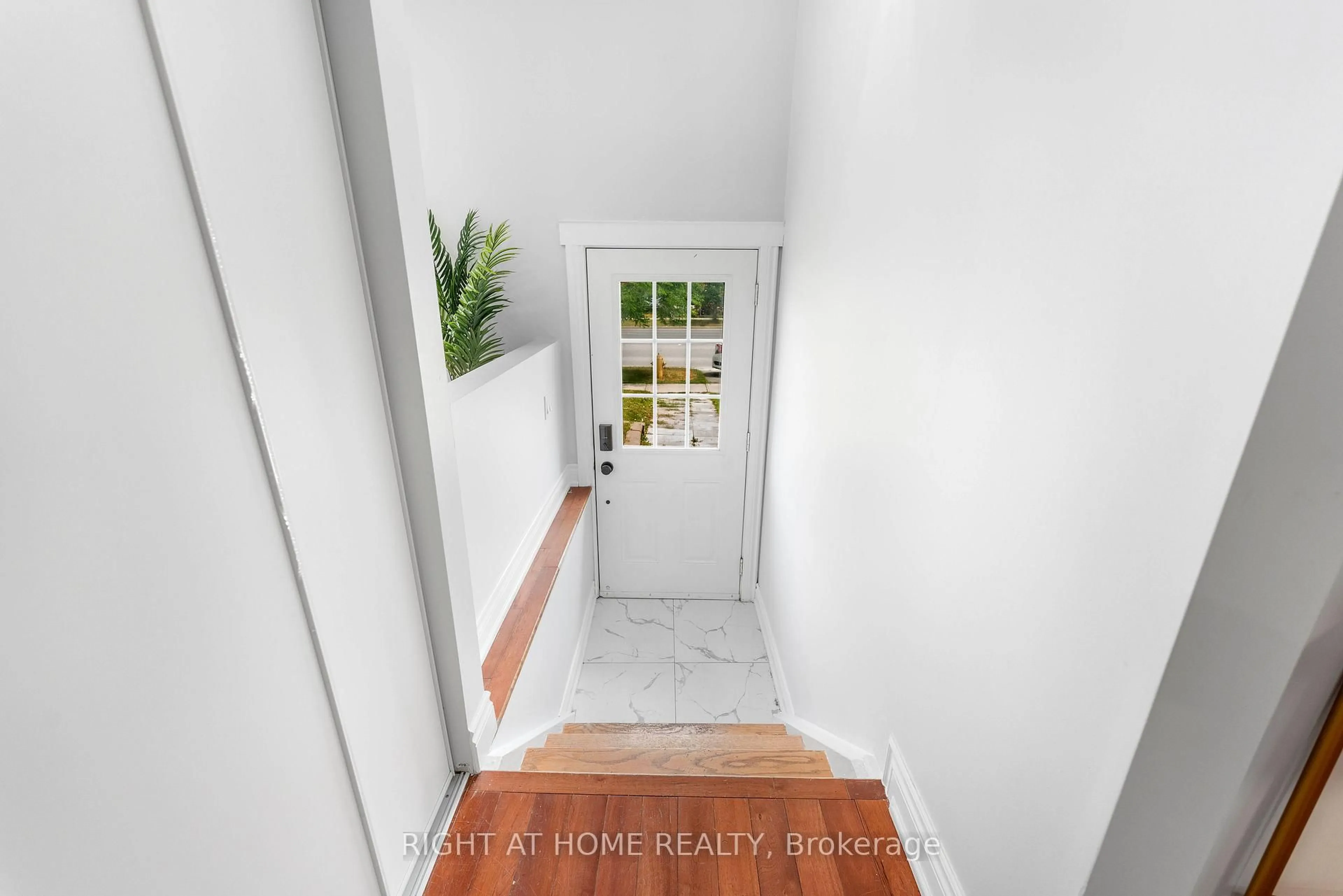 Indoor entryway for 608 Mccowan Rd, Toronto Ontario M1J 1K1