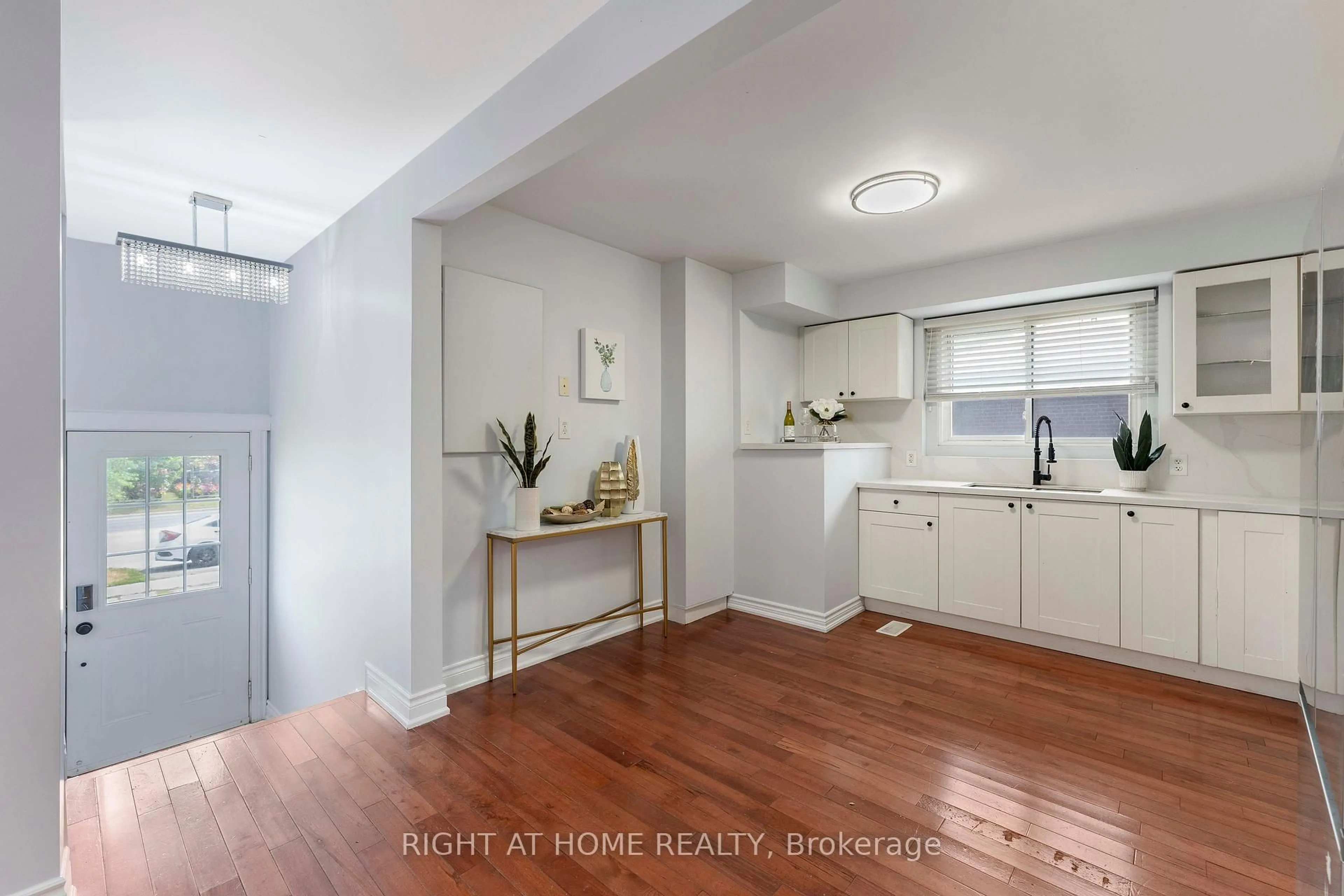 Indoor entryway for 608 Mccowan Rd, Toronto Ontario M1J 1K1