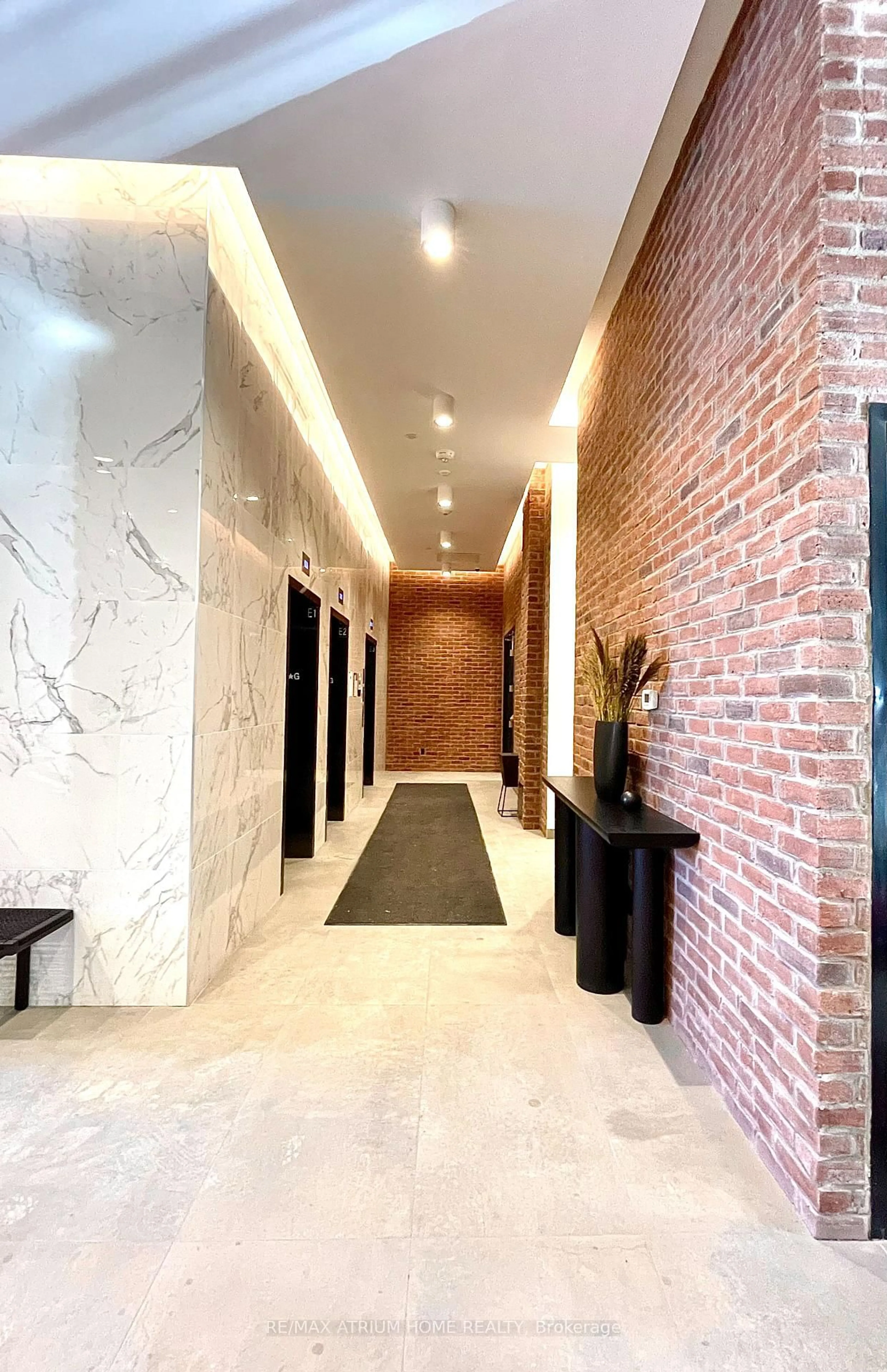 Indoor foyer for 2799 Kingston Rd #722, Toronto Ontario M1M 0E3