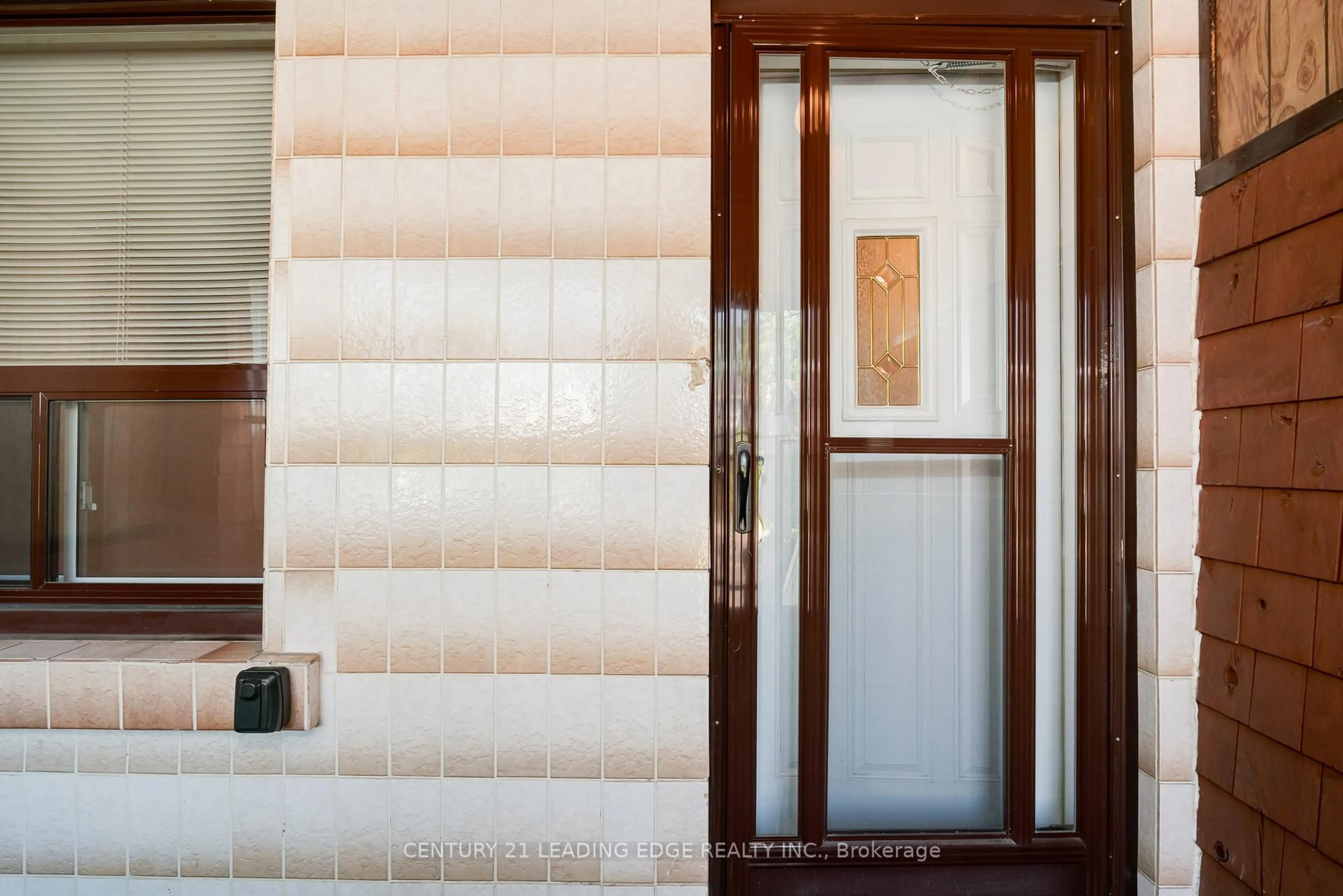 Indoor entryway for 635 Coxwell Ave, Toronto Ontario M4C 3B8