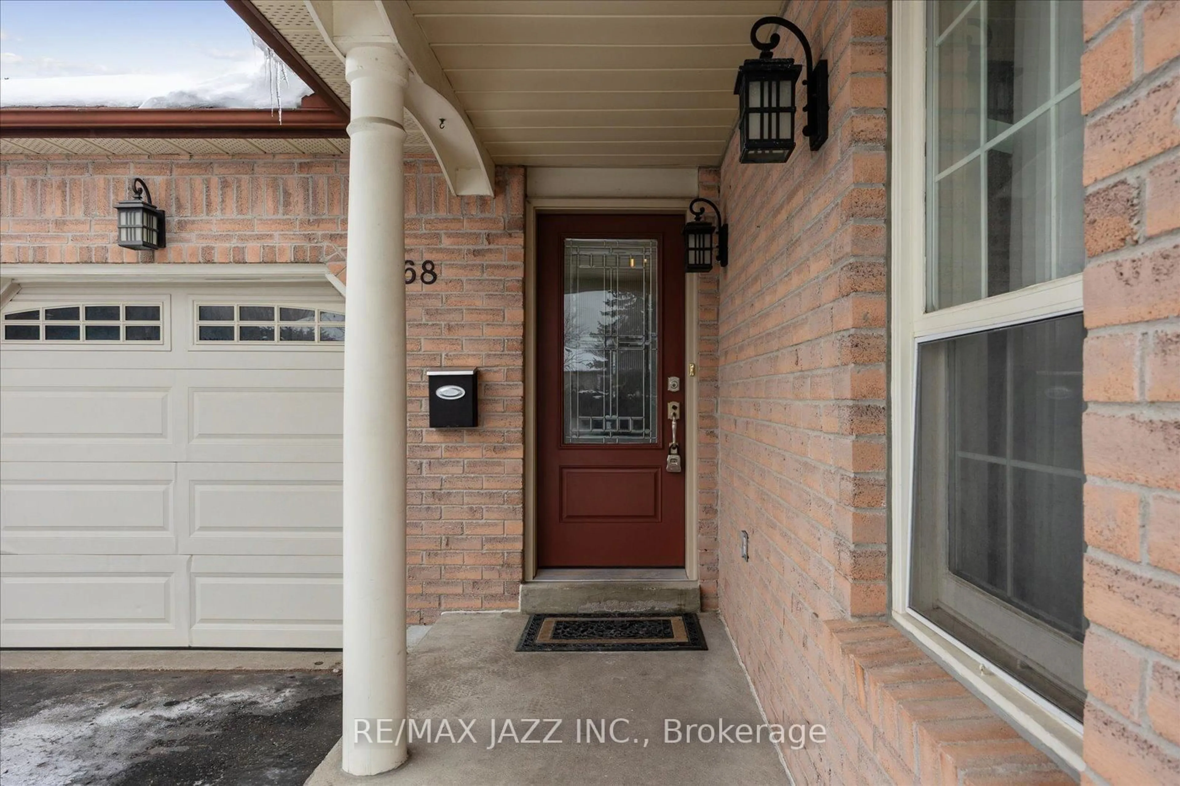Indoor entryway for 768 Apple Valley Lane, Oshawa Ontario L1J 7R4