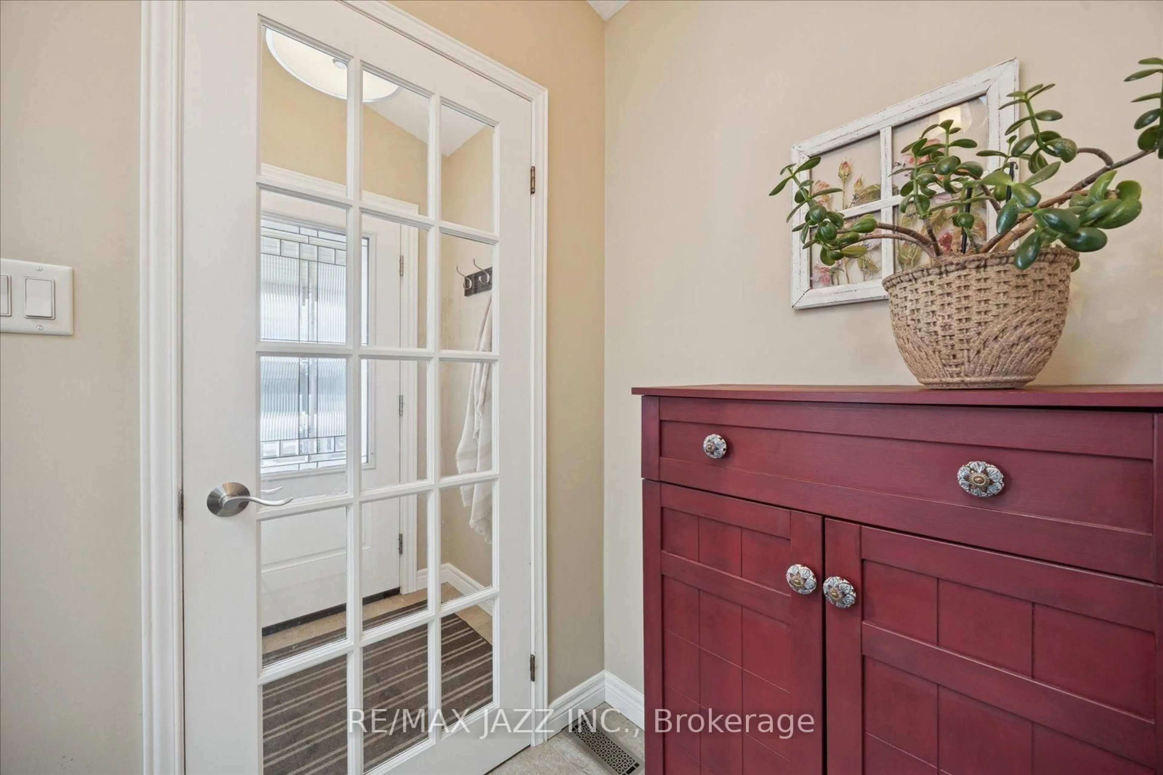 Indoor entryway for 768 Apple Valley Lane, Oshawa Ontario L1J 7R4
