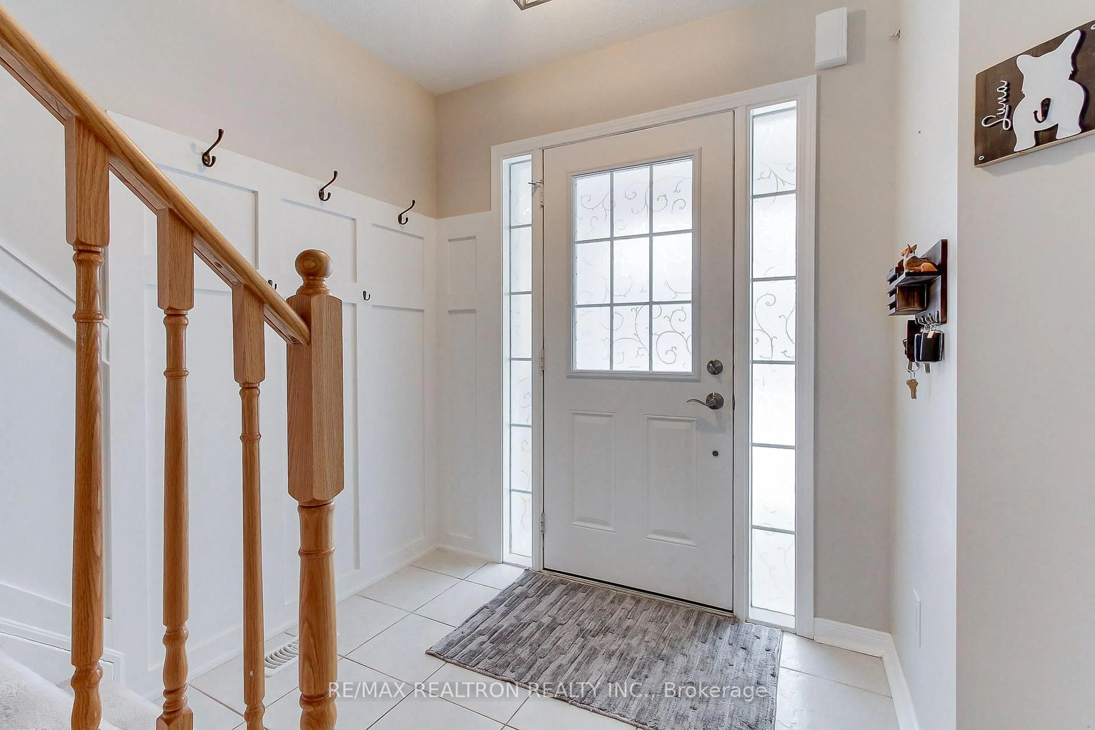 Indoor entryway for 144 Shrewsbury Dr, Whitby Ontario L1M 0E3