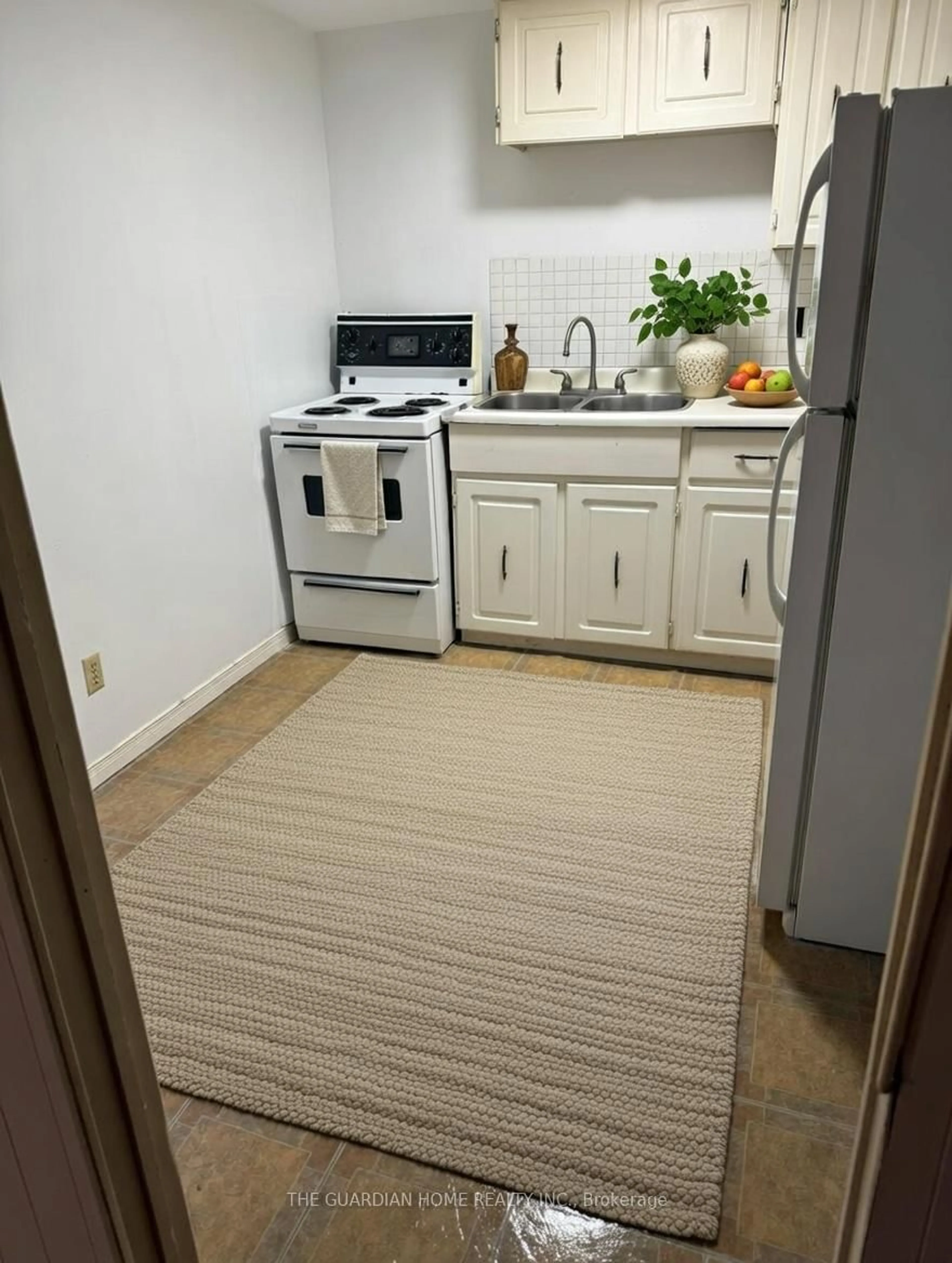 Standard kitchen, unknown for 17 Goldring Dr, Whitby Ontario L1P 1B9