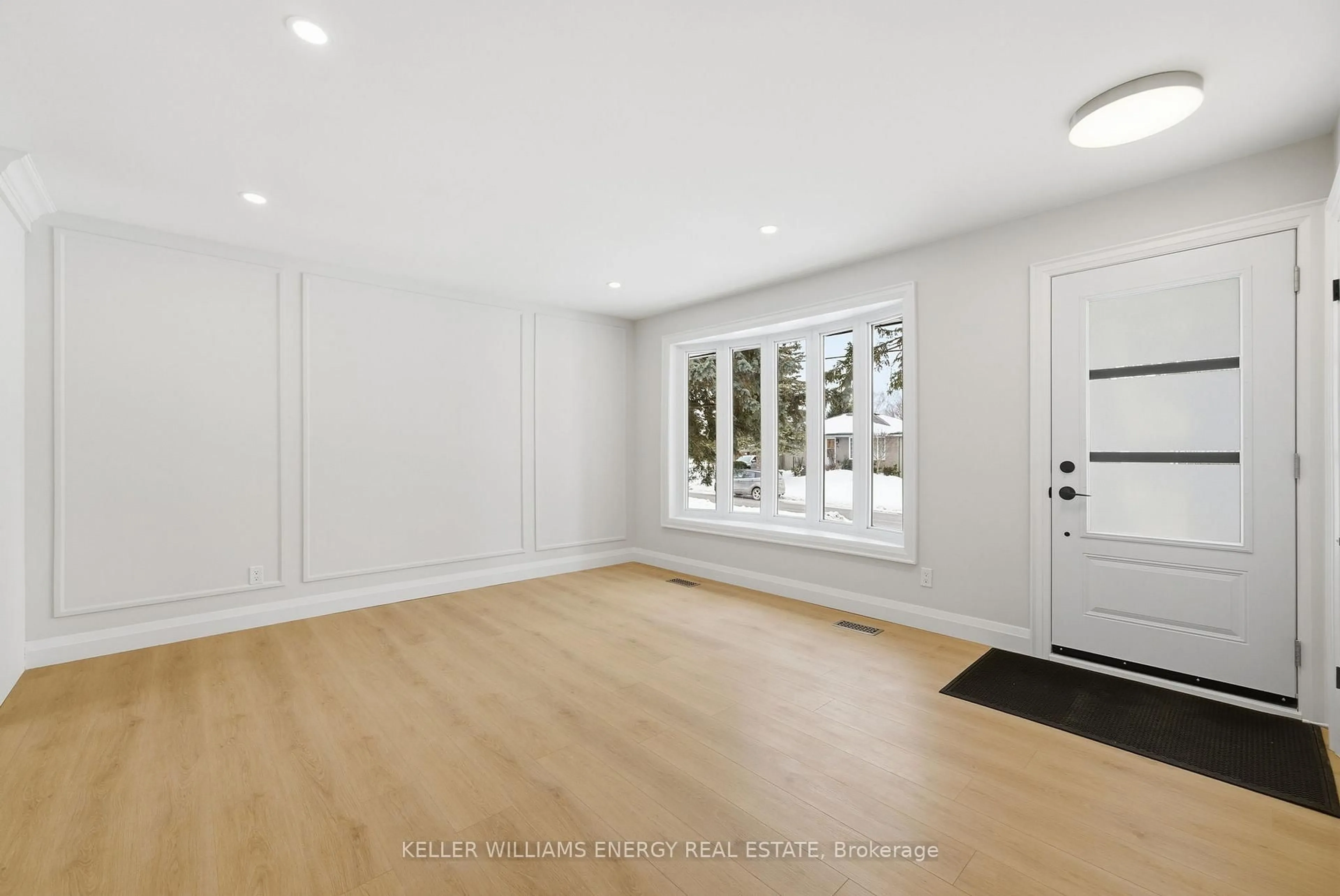 Indoor entryway for 38 Ferguson Ave, Whitby Ontario L1M 1A6