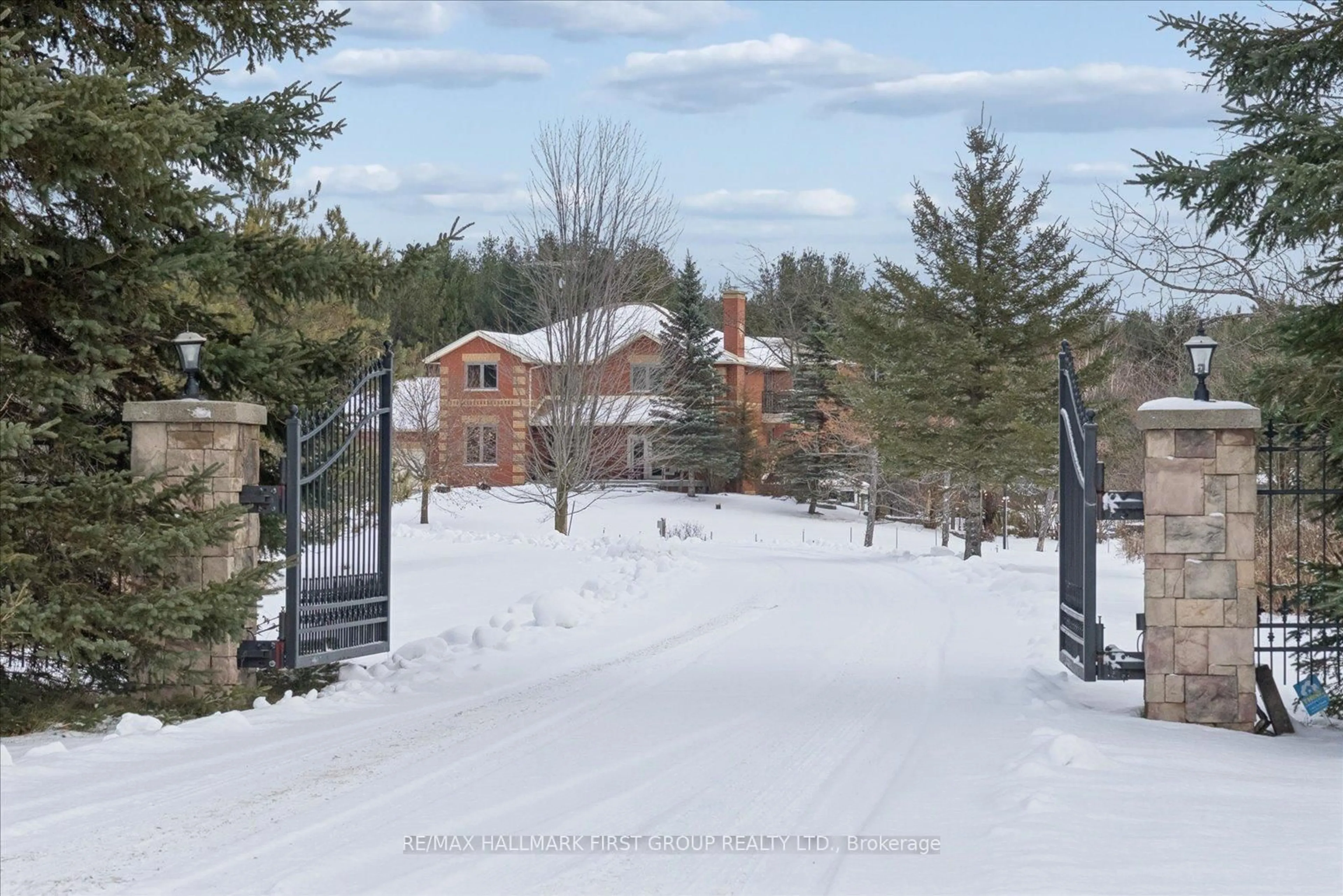 A pic from outside/outdoor area/front of a property/back of a property/a pic from drone, unknown for 4655 Sideline 6, Pickering Ontario L1Y 1A2