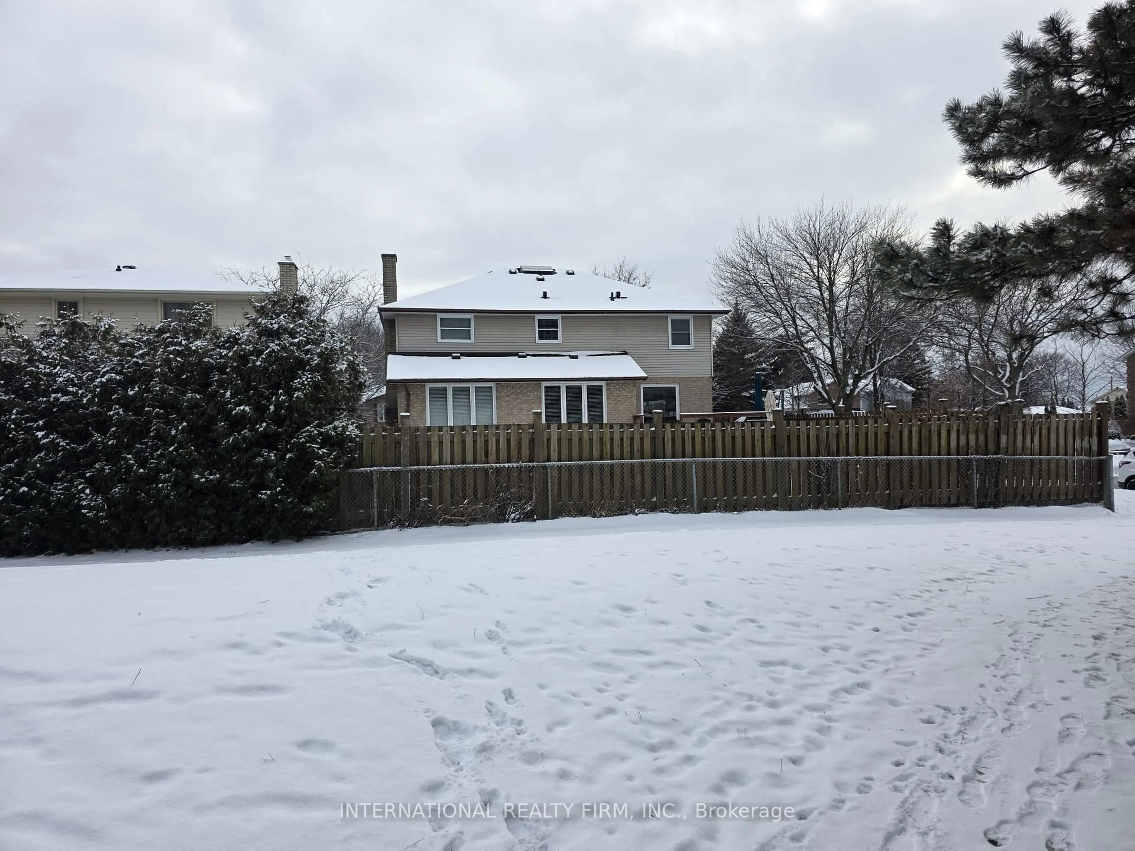 A pic from outside/outdoor area/front of a property/back of a property/a pic from drone, street for 660 Whistler Dr, Oshawa Ontario L1J 7N7