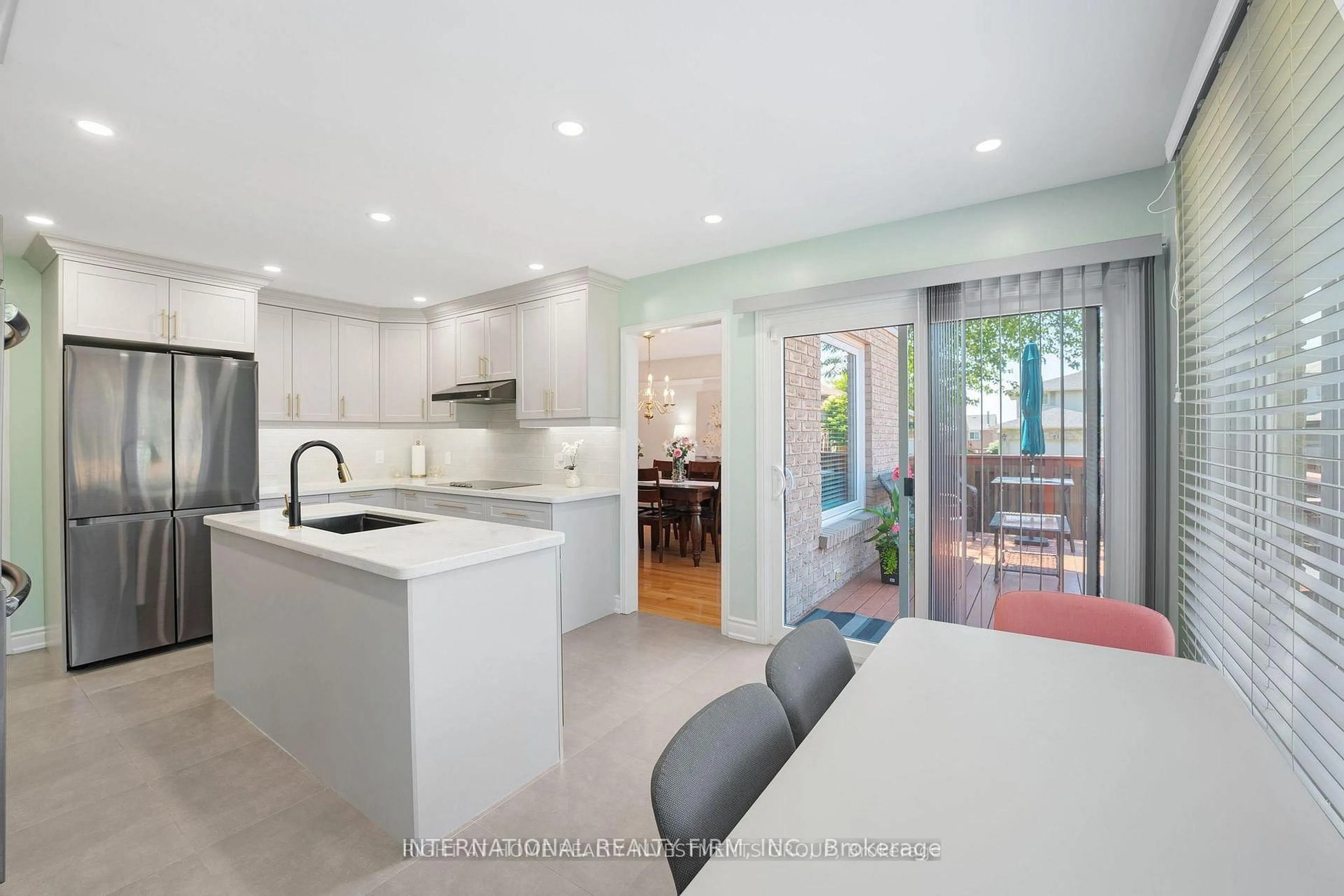 Open concept kitchen, ceramic/tile floor for 660 Whistler Dr, Oshawa Ontario L1J 7N7