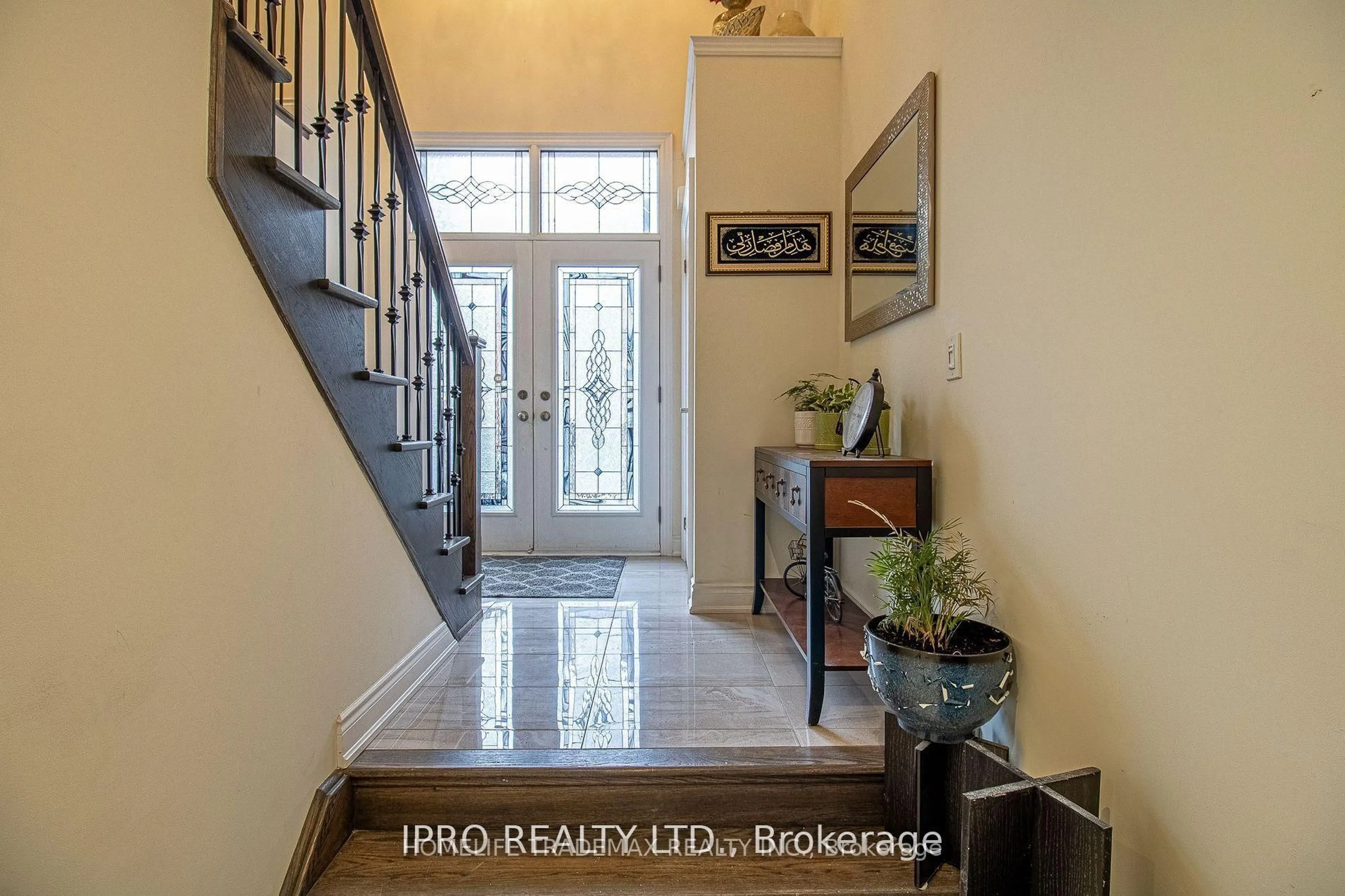 Indoor entryway for 1761 Magenta Rd, Pickering Ontario L1X 0E1